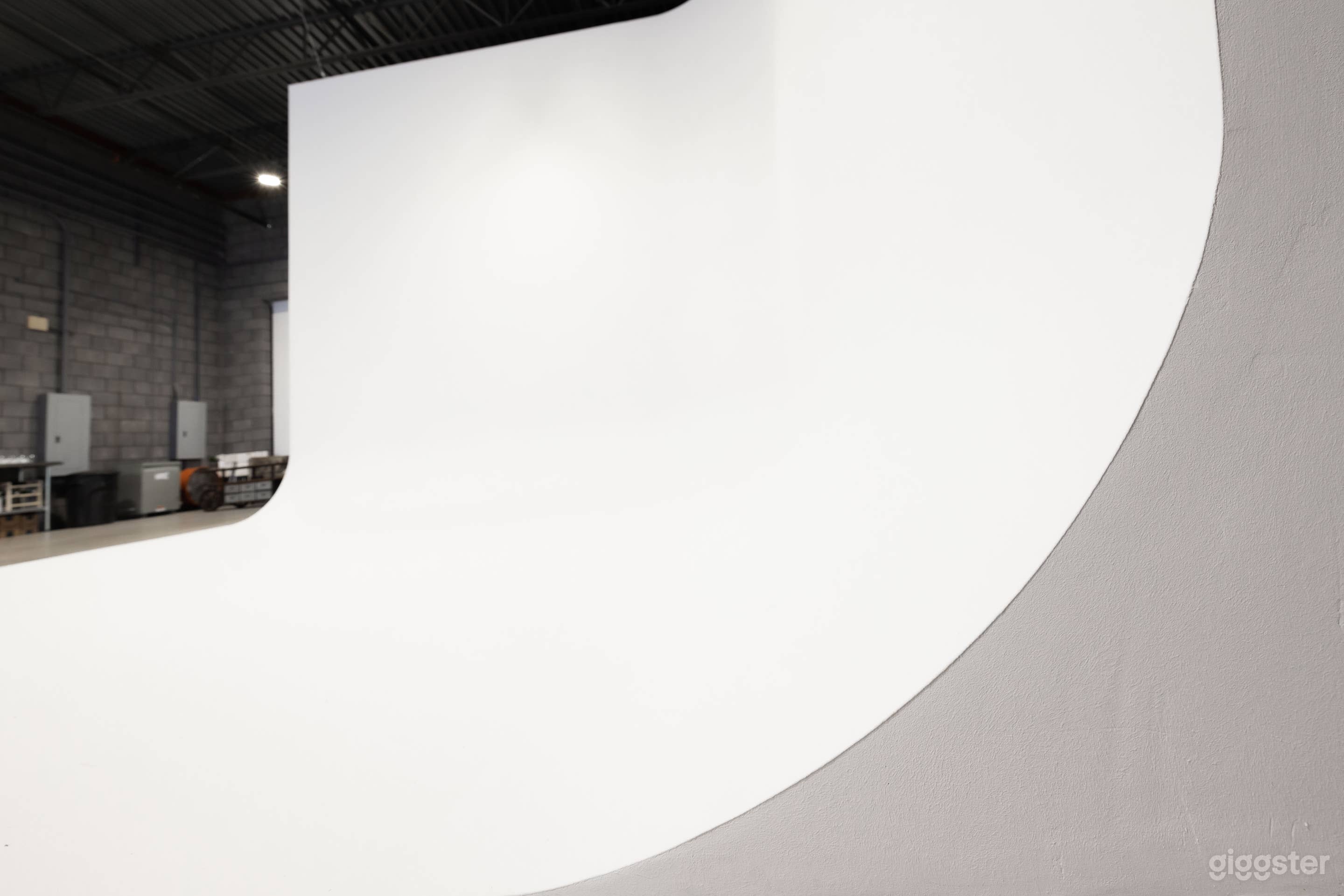 Spacious Studio with Large Cyclorama Photo 4