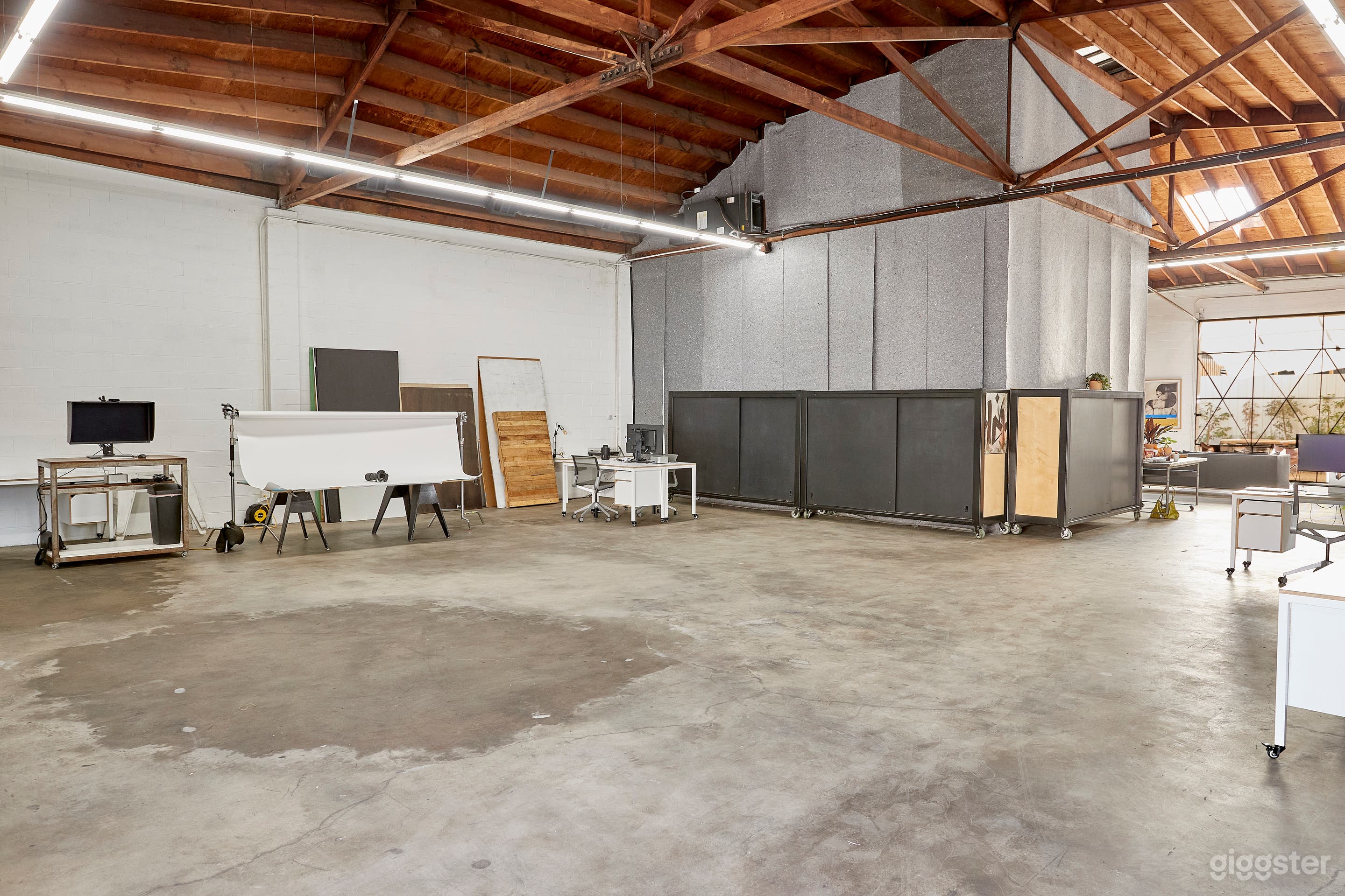 Large Modern studio in Boyle Heights Photo 2
