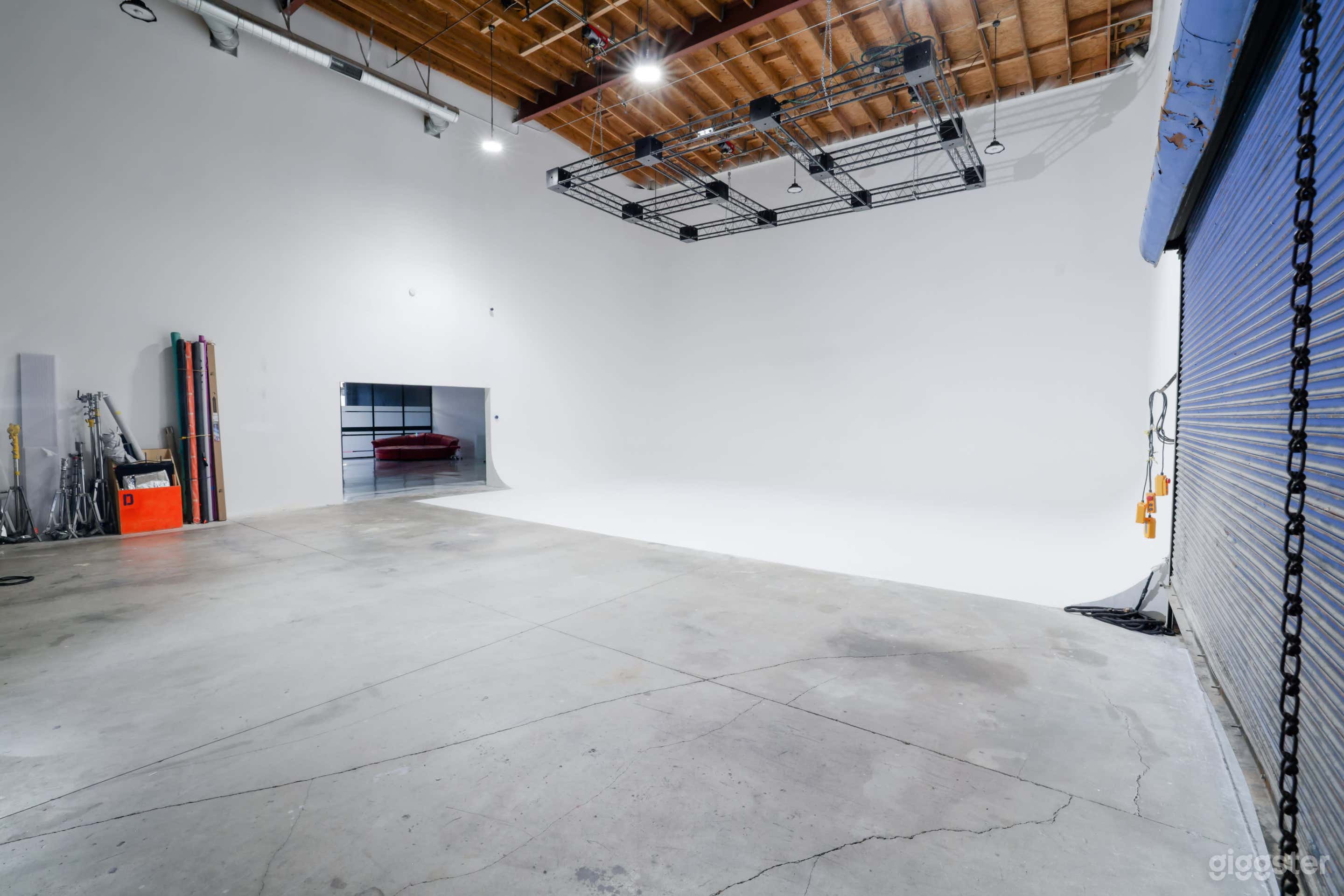 North Hollywood's Hidden Gem: Fully Equipped Studios  Photo 2
