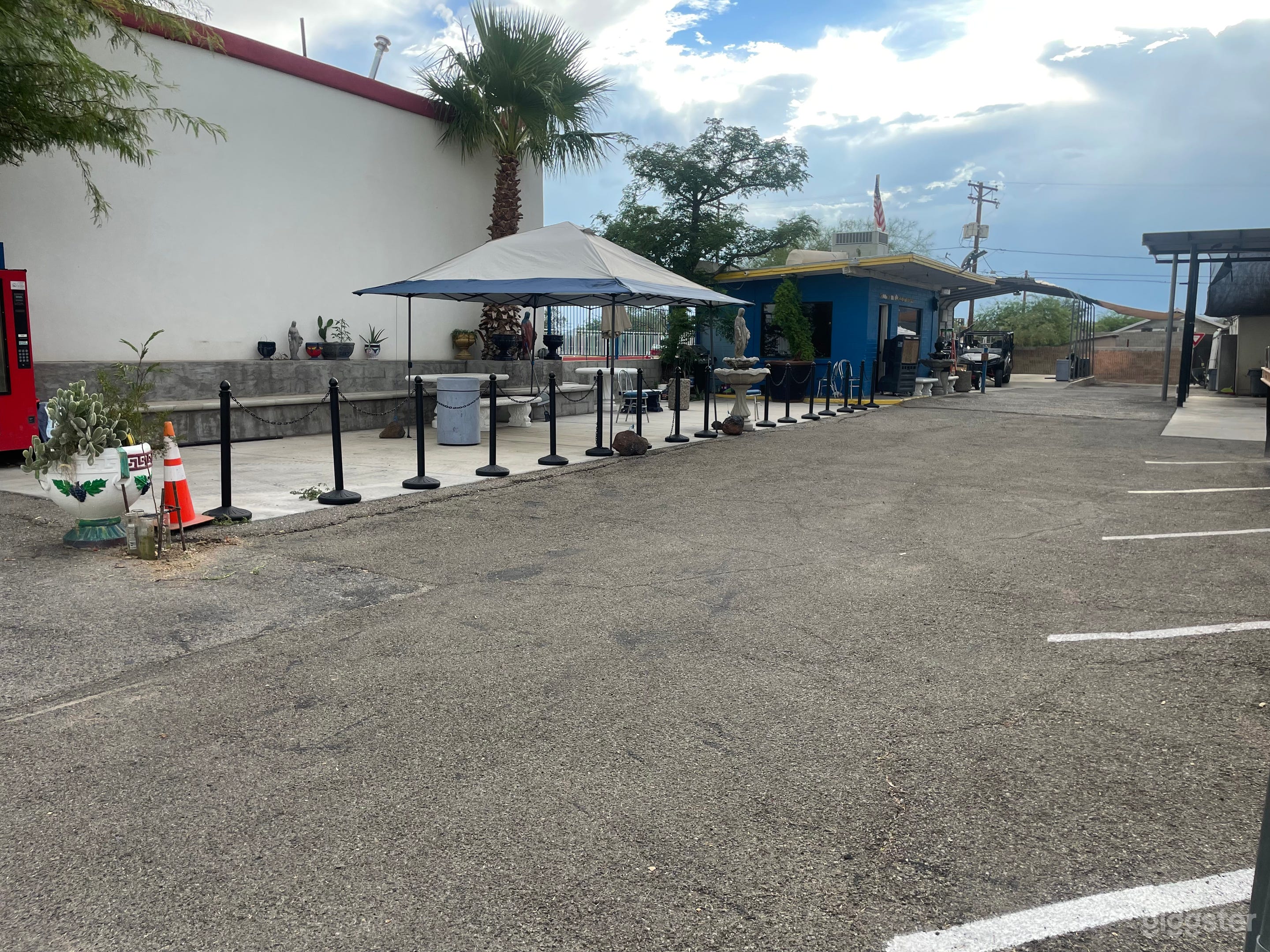 Downtown courtyard Photo 4