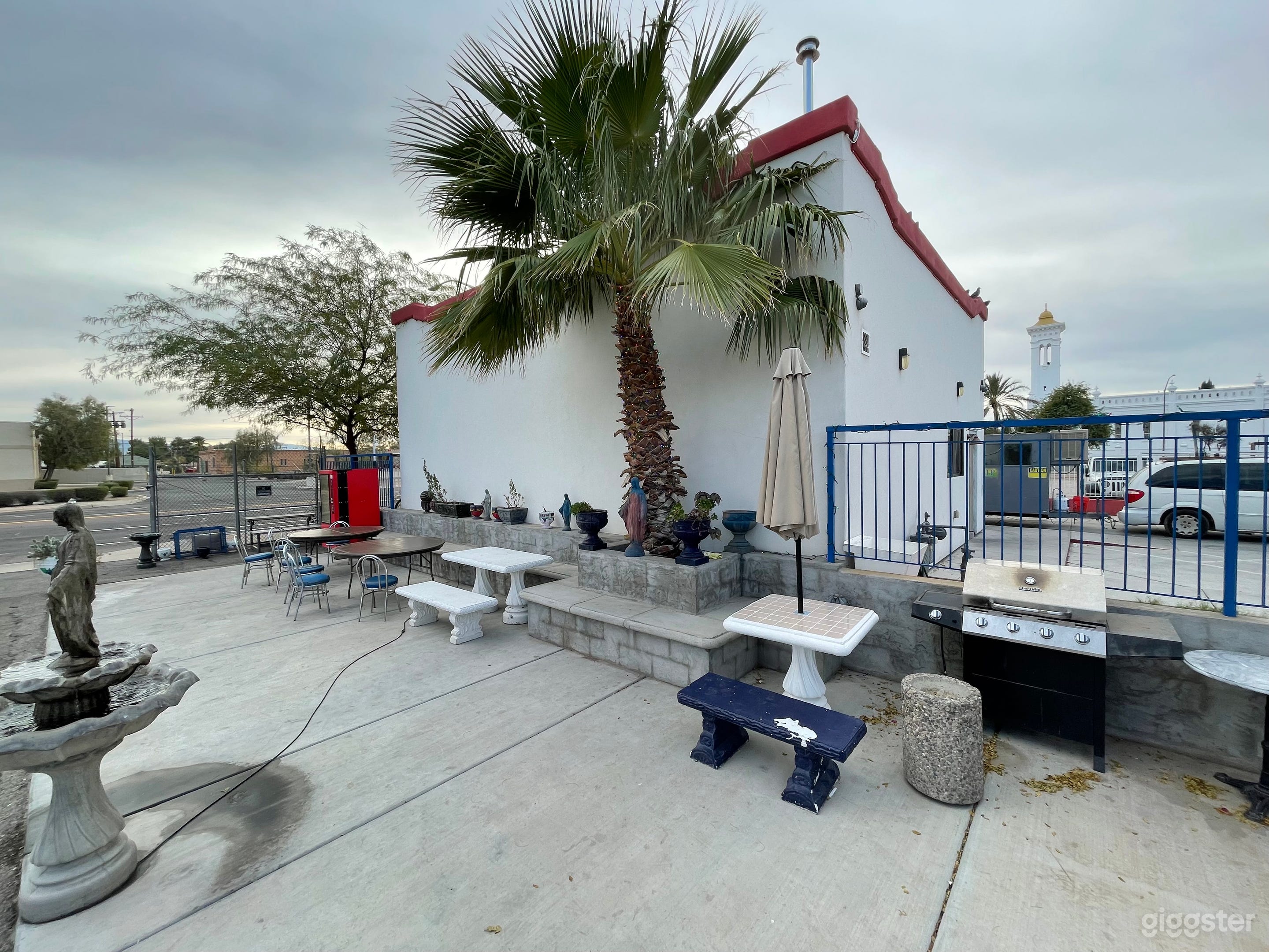 Downtown courtyard Photo 3