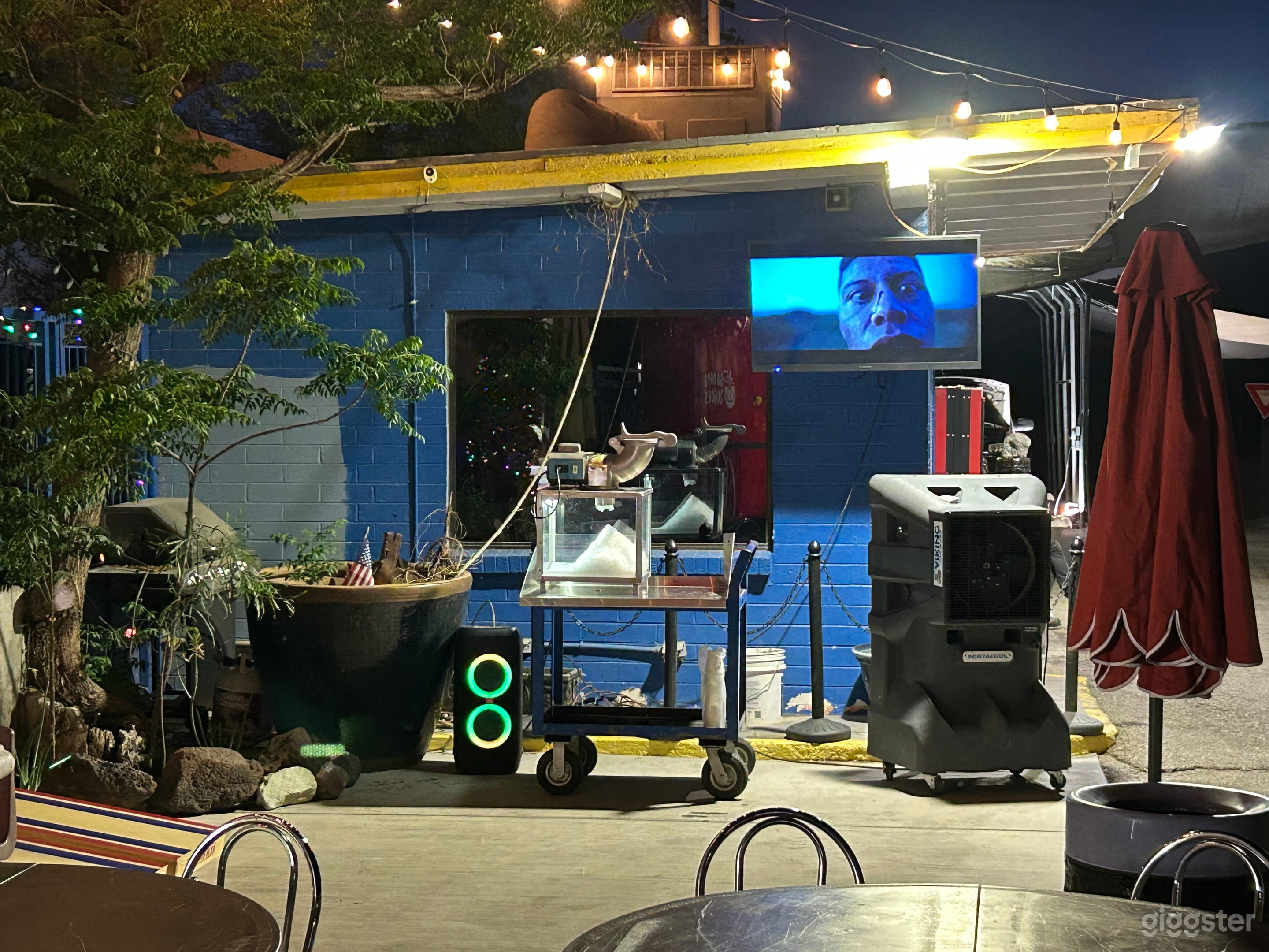 Downtown courtyard Photo 3