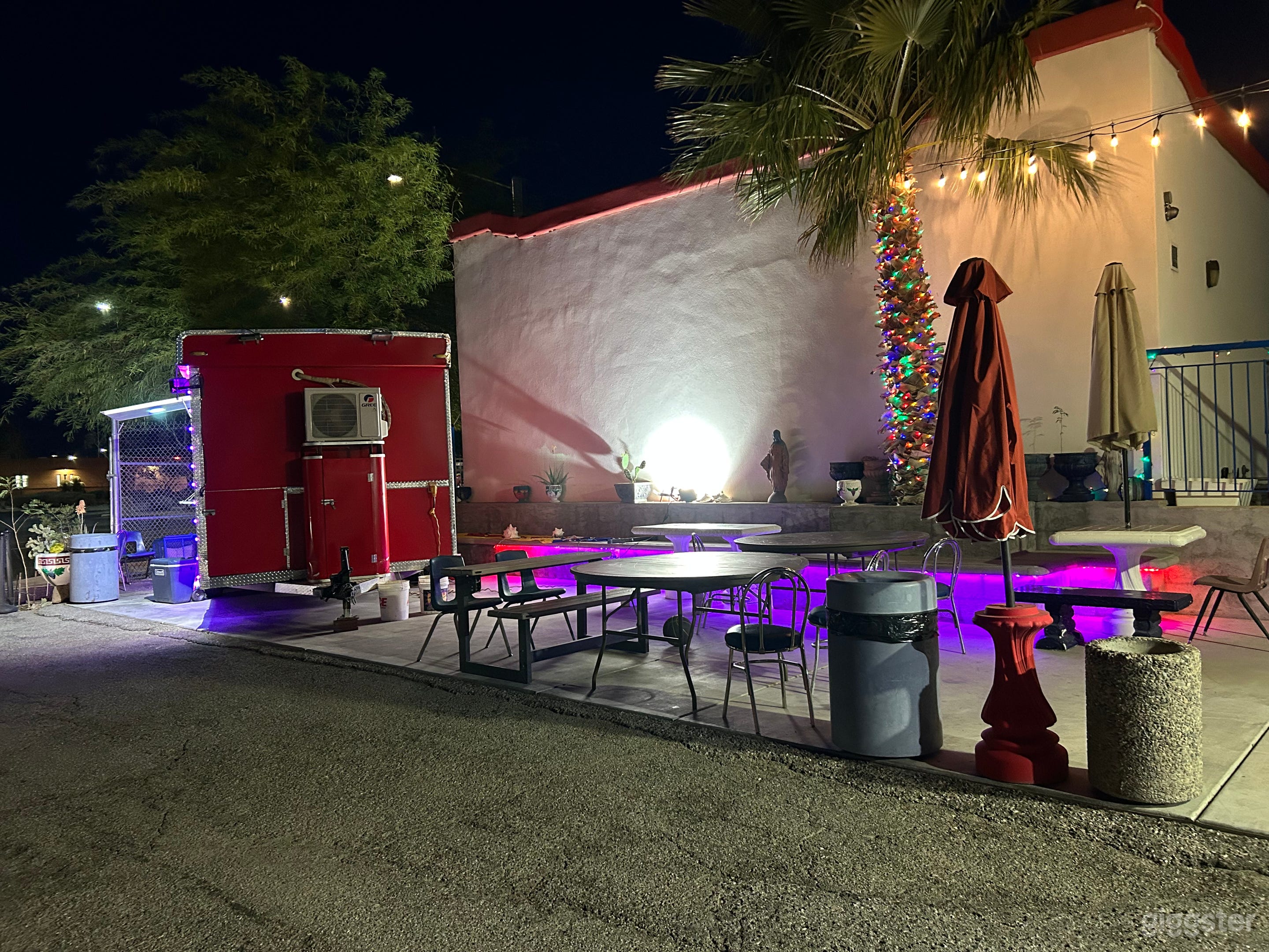 Downtown courtyard Photo 1