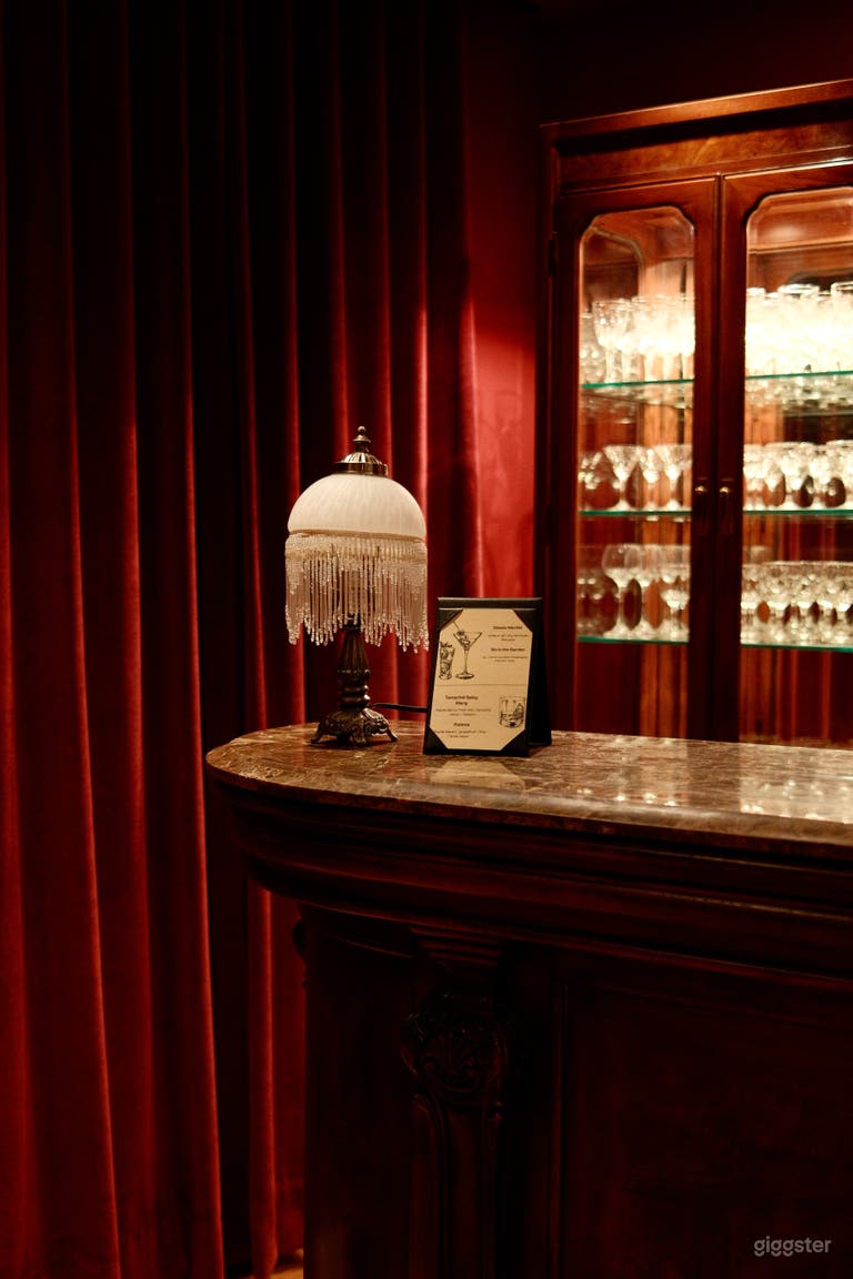  Elegant Lounge in the heart of Griffintown 