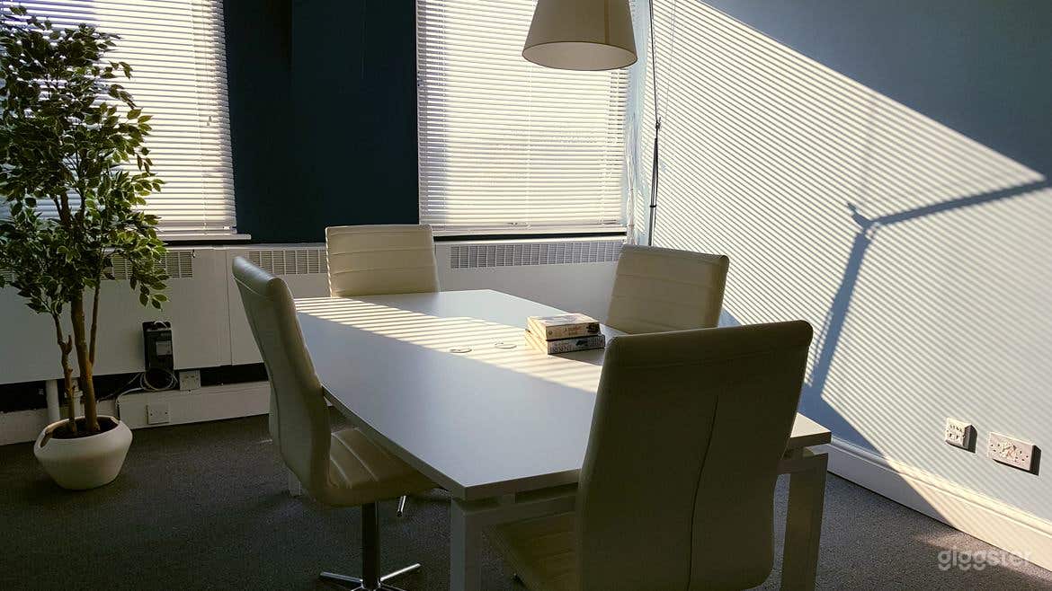 Stylish and Atmospheric Office (Buyout) Photo 4
