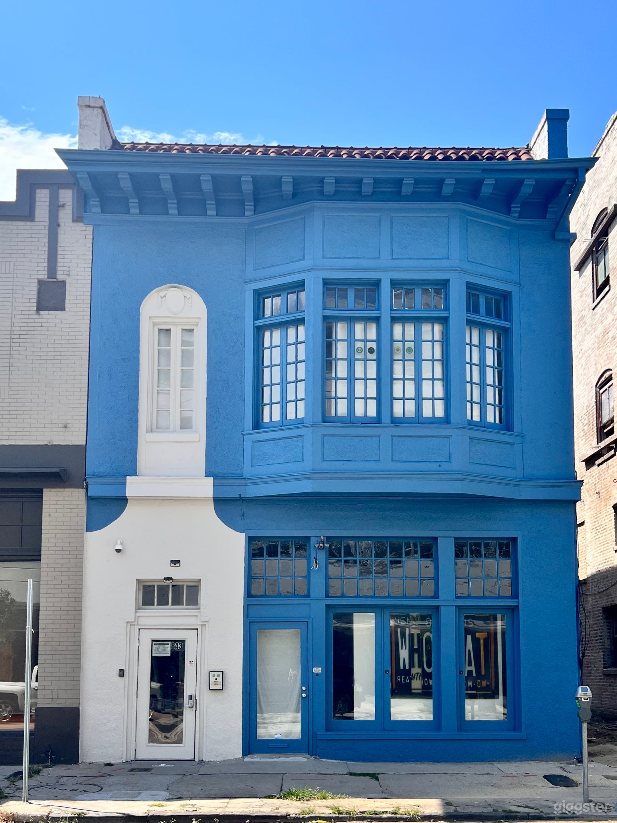 Ground floor space is door + 3 large openable windows on right. The SuperFlat is upstairs, and can be rented together for up/down shoot, event or 3 night stay!