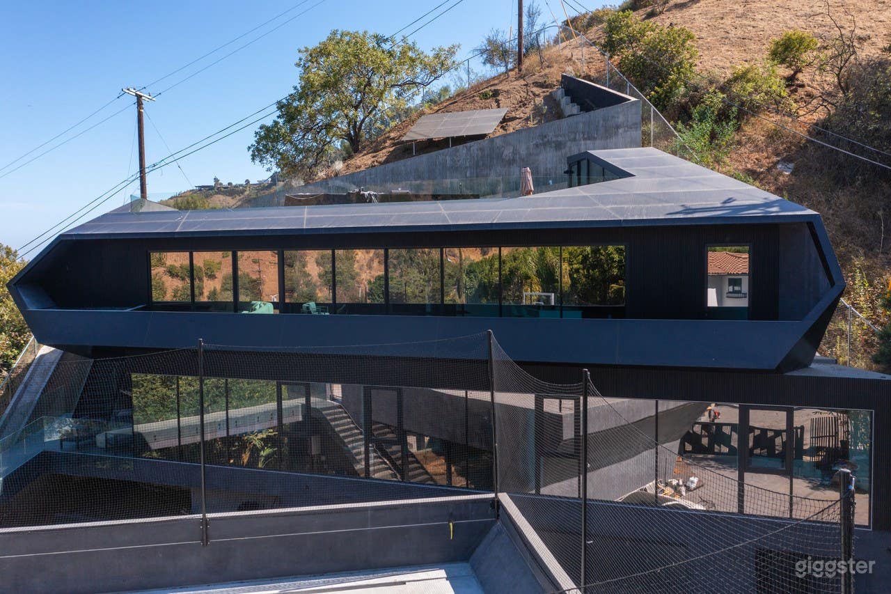 Brand-New Ultra Modern Architectural Masterpiece Photo 2