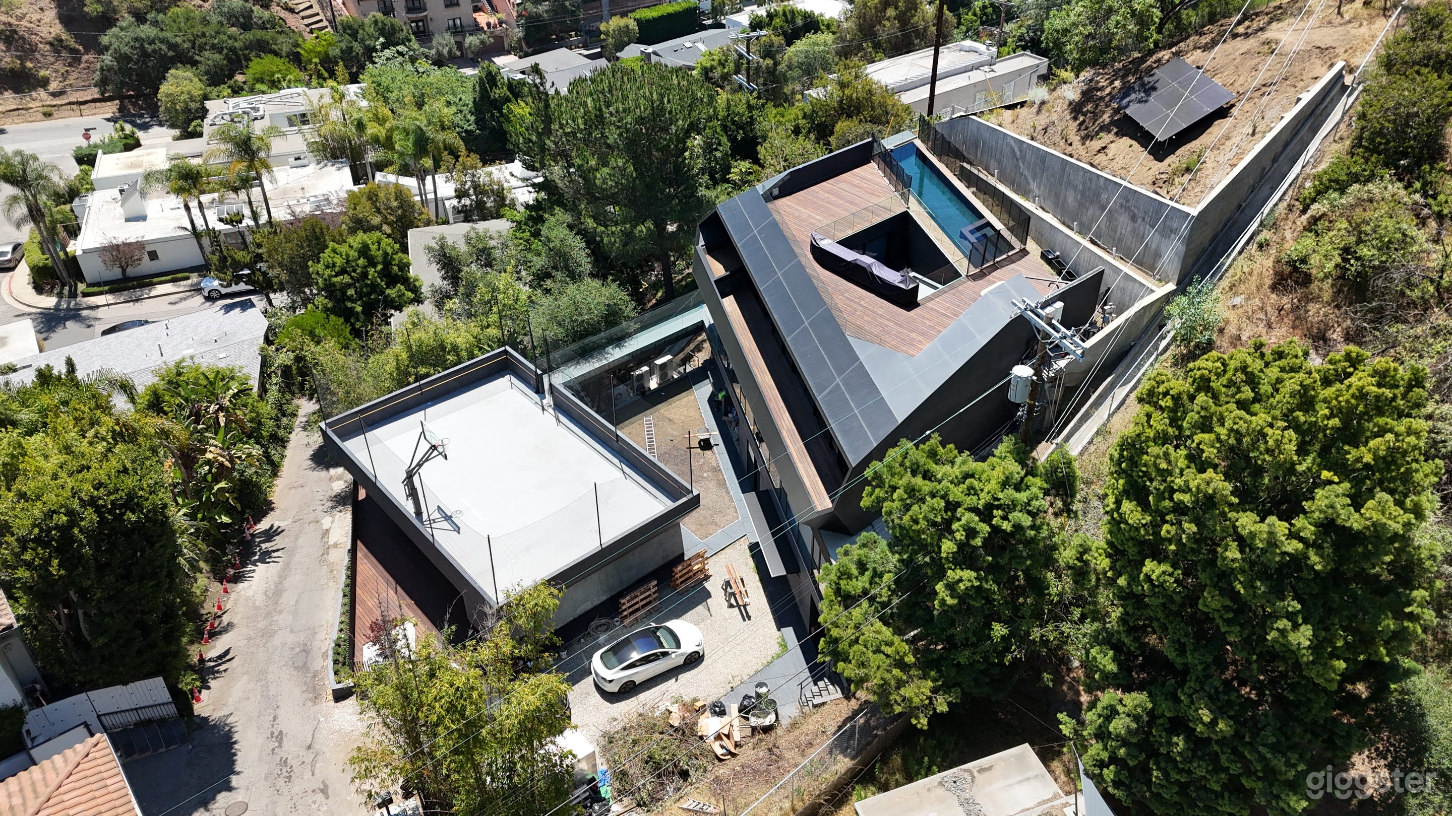 Brand-New Ultra Modern Architectural Masterpiece Photo 1