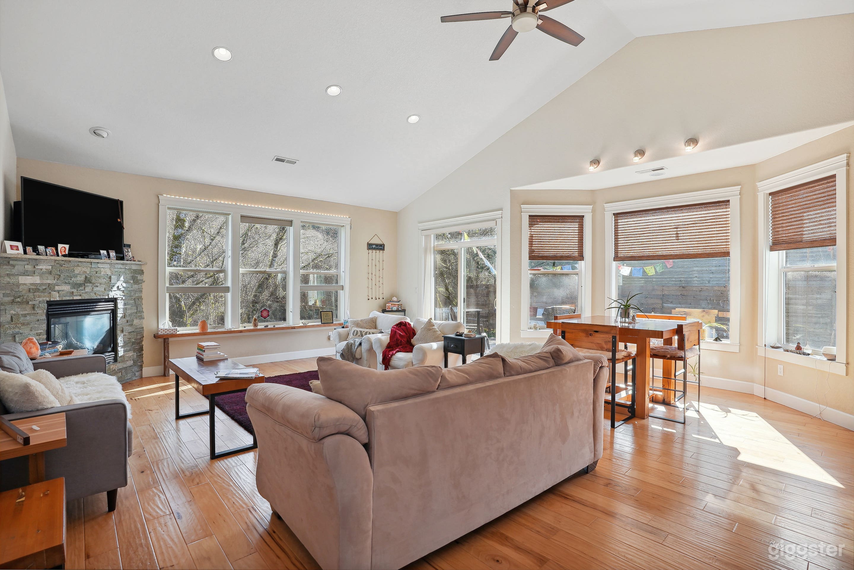 Light-Drenched Beach House Retreat Photo 3