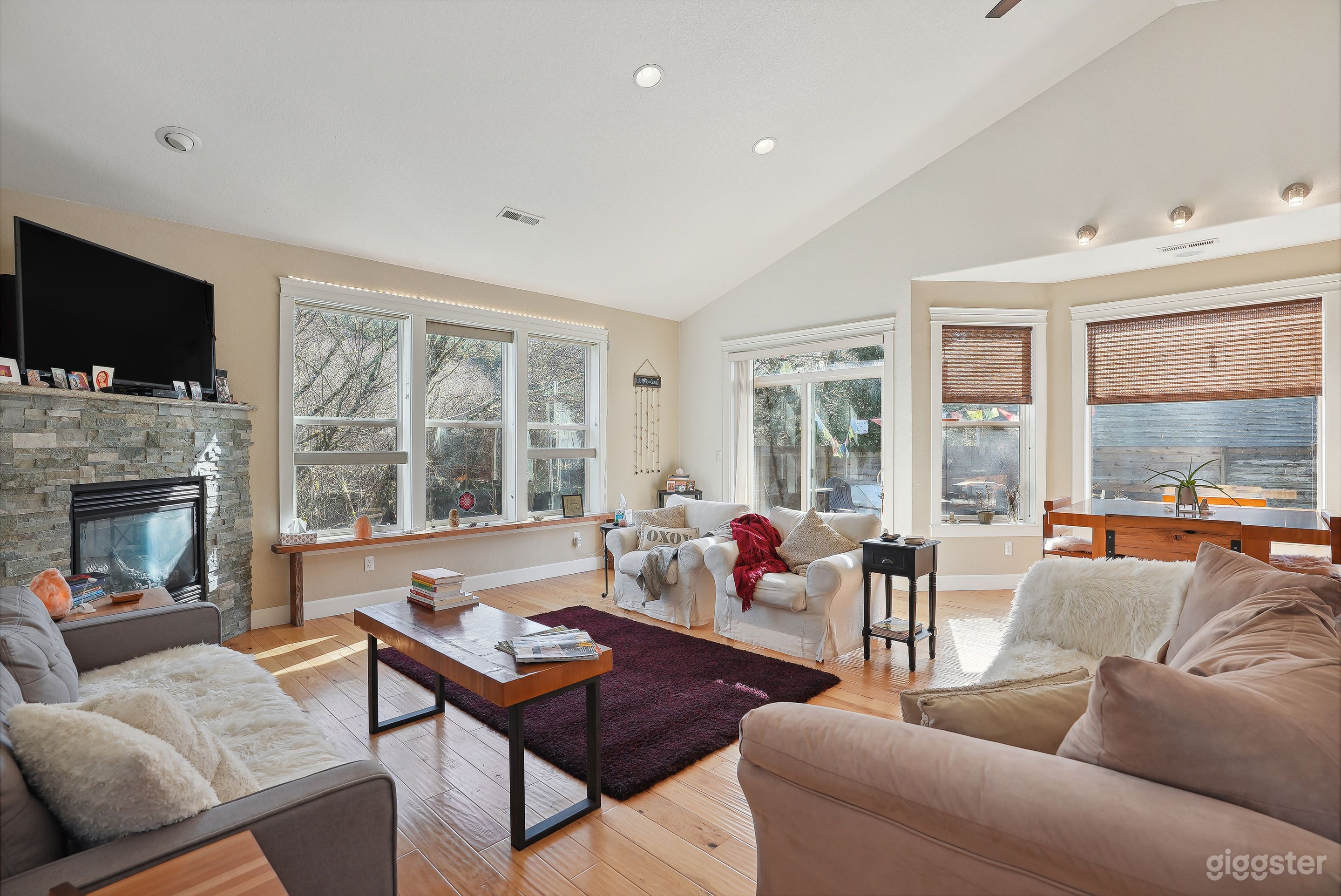 Light-Drenched Beach House Retreat Photo 4