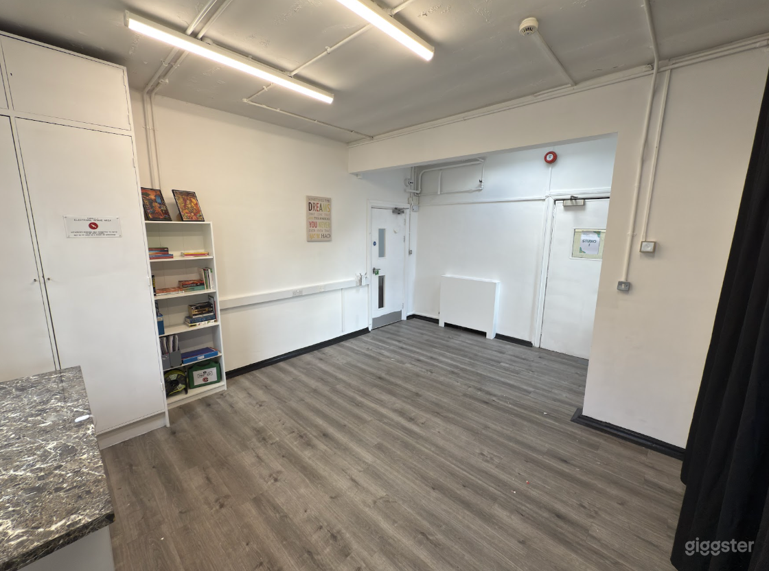 Studio 3/Kitchen  Photo 2