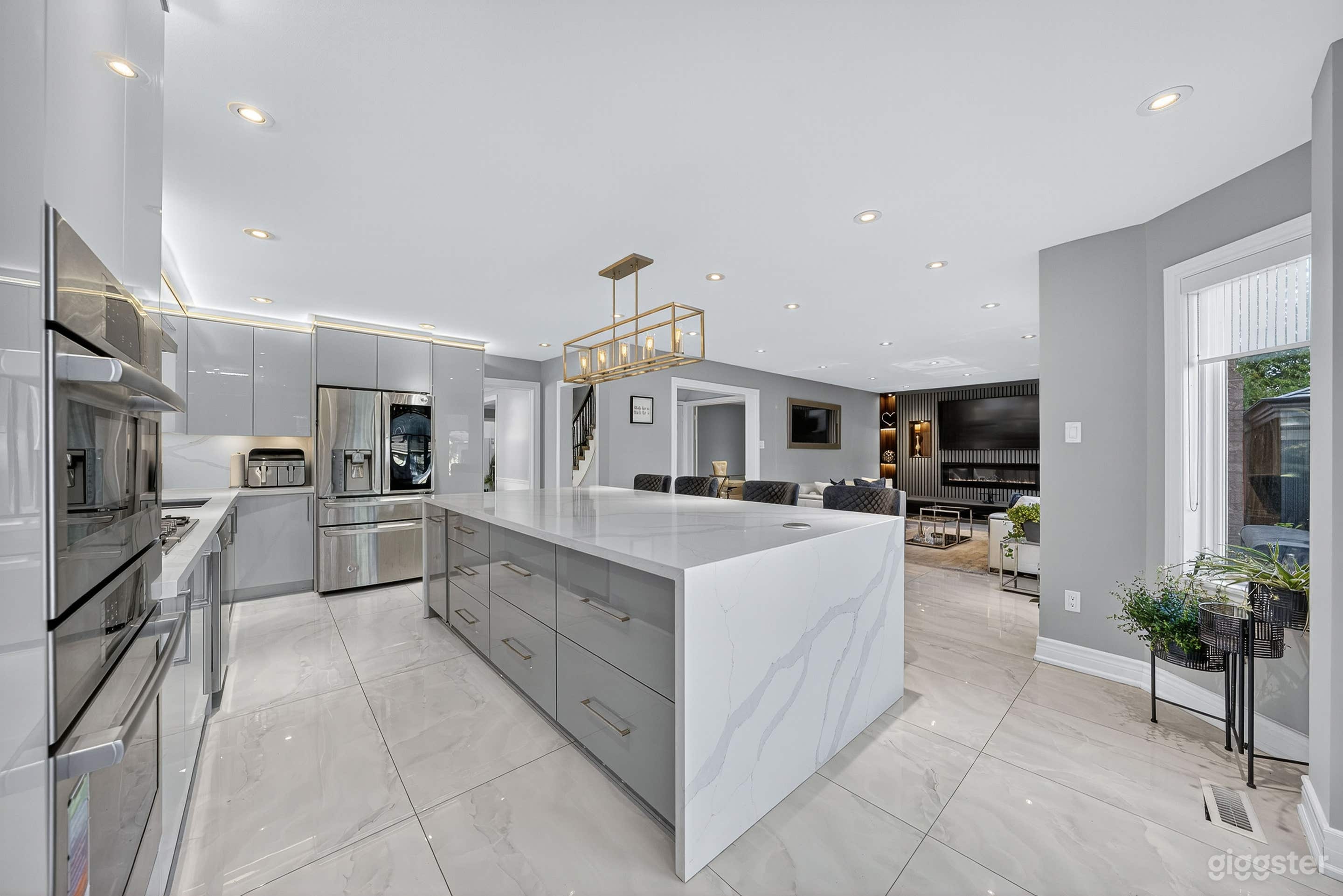 Cinematic Family Estate with Private Pool Photo 4