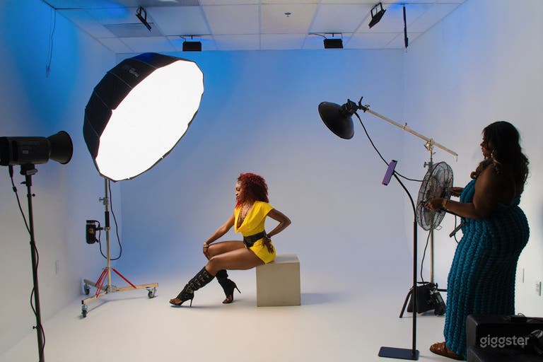  Estudio de Producción con Pared Cyc en Uptown con Iluminación | Foto + Video 