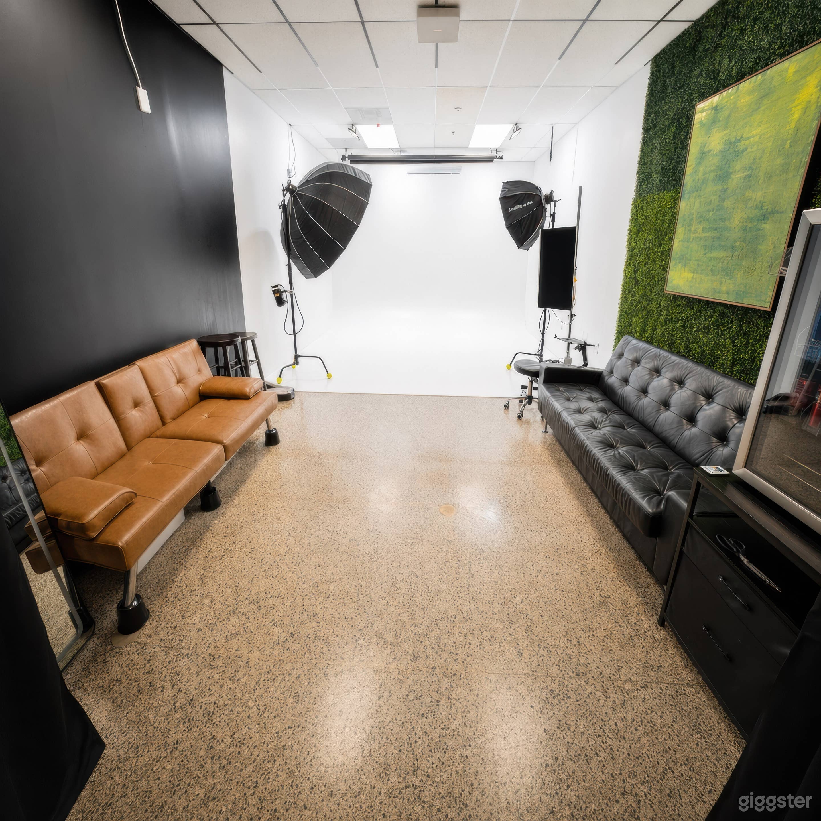 Uptown Cyc Wall Production Studio w Lighting | Photo + Video Photo 4