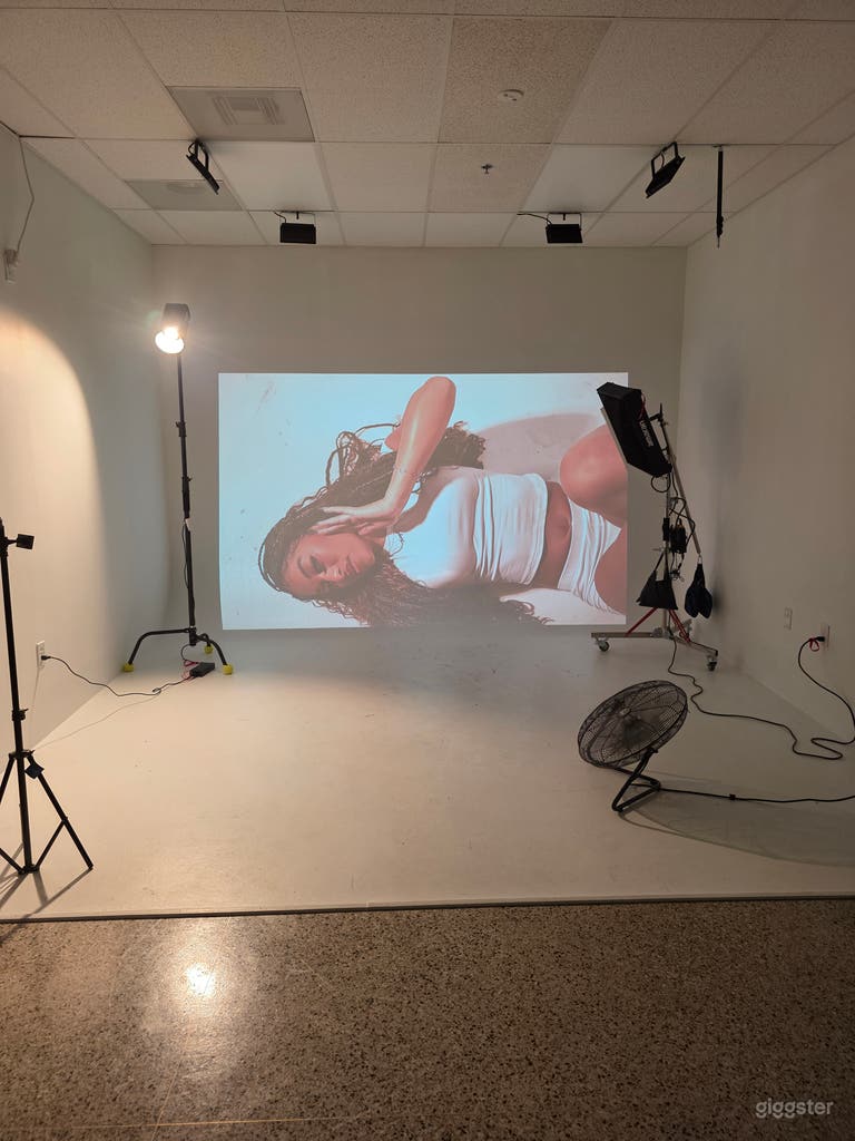  Estudio de Producción con Pared Cyc en Uptown con Iluminación | Foto + Video 