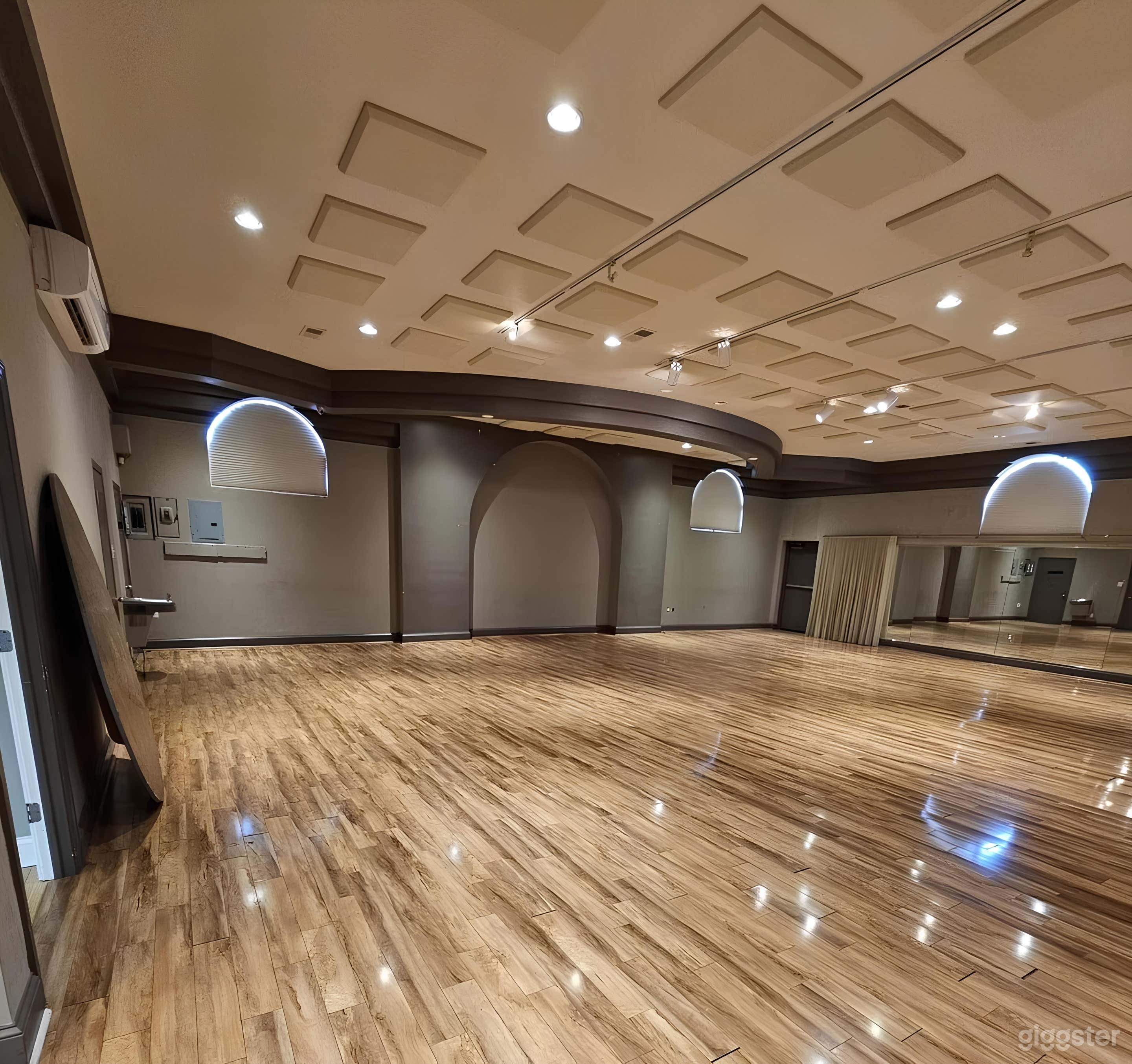 Modern and Versatile Event Hall Photo 4