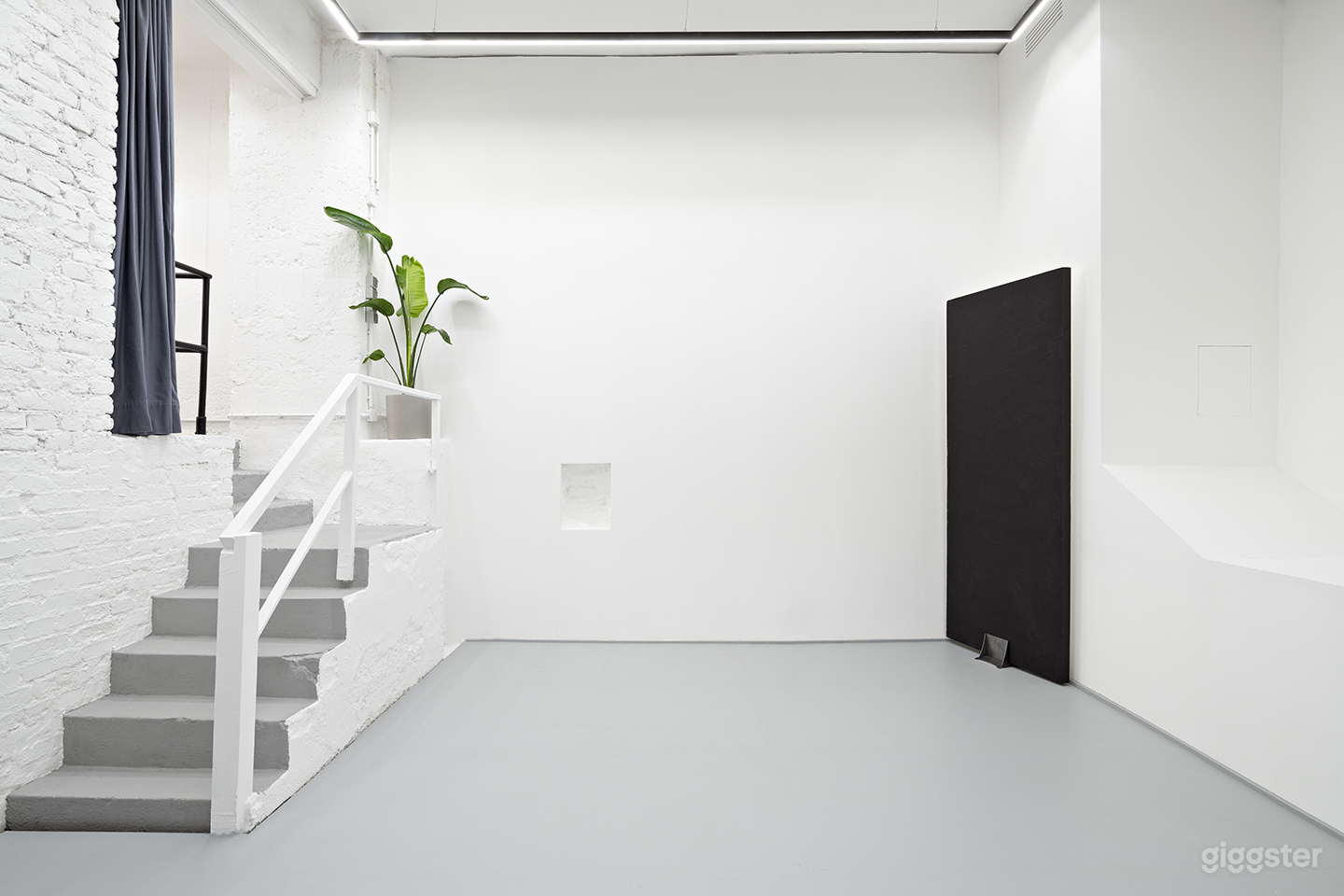 Fotostudio mit künstlichem Licht und Galerieebene Foto 2