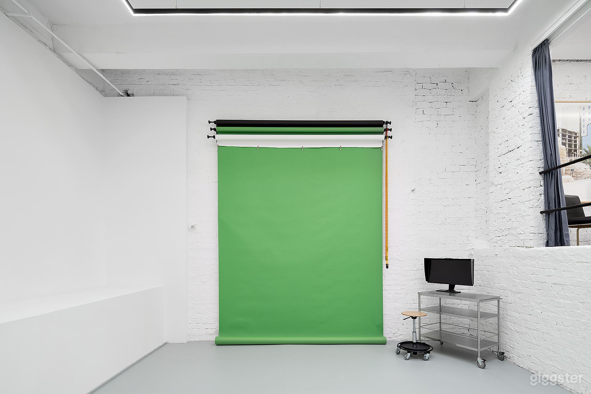 Fotostudio mit künstlichem Licht und Galerieebene Foto 1