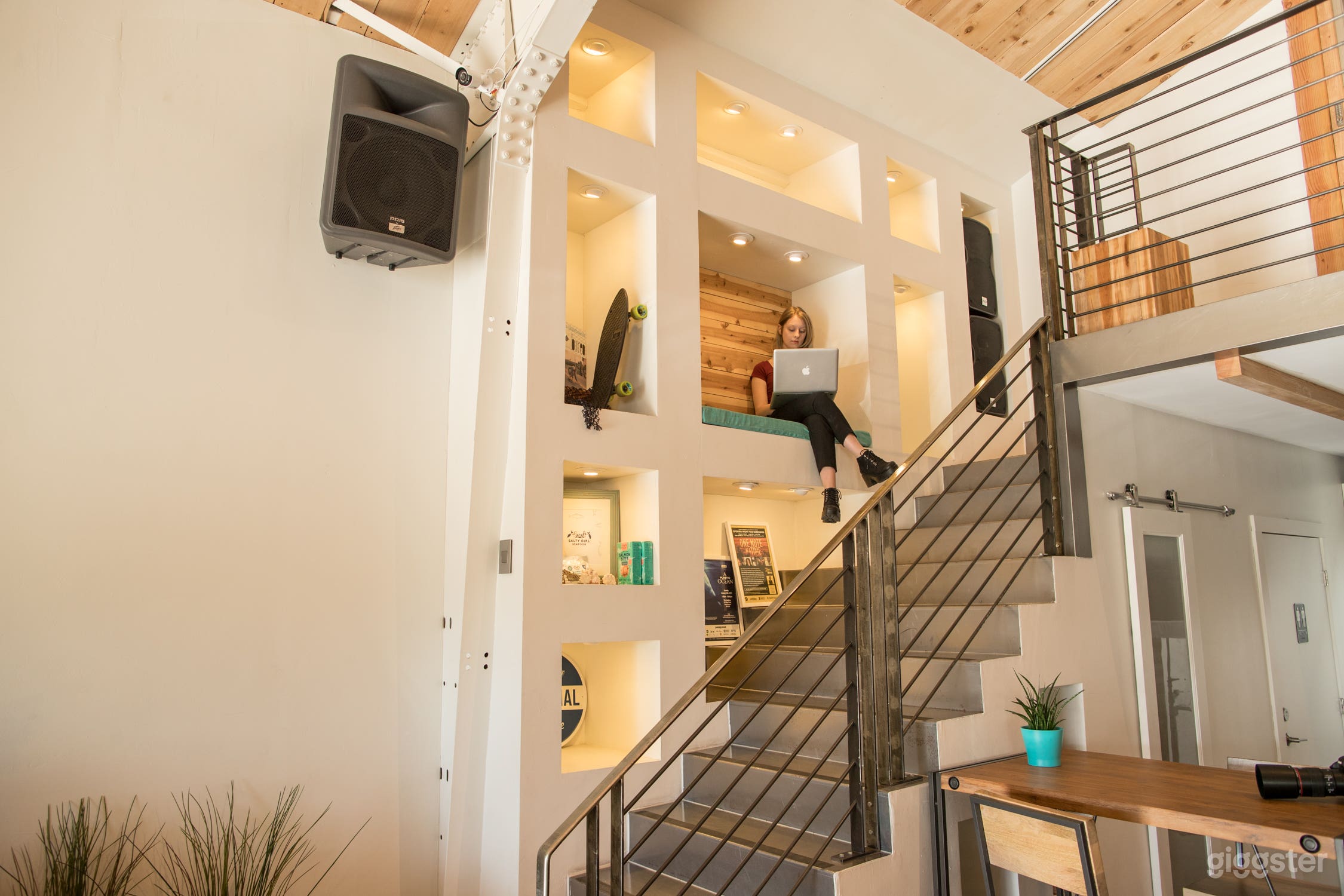 Industrial Warehouse Loft Meets Beach House/Office Photo 4