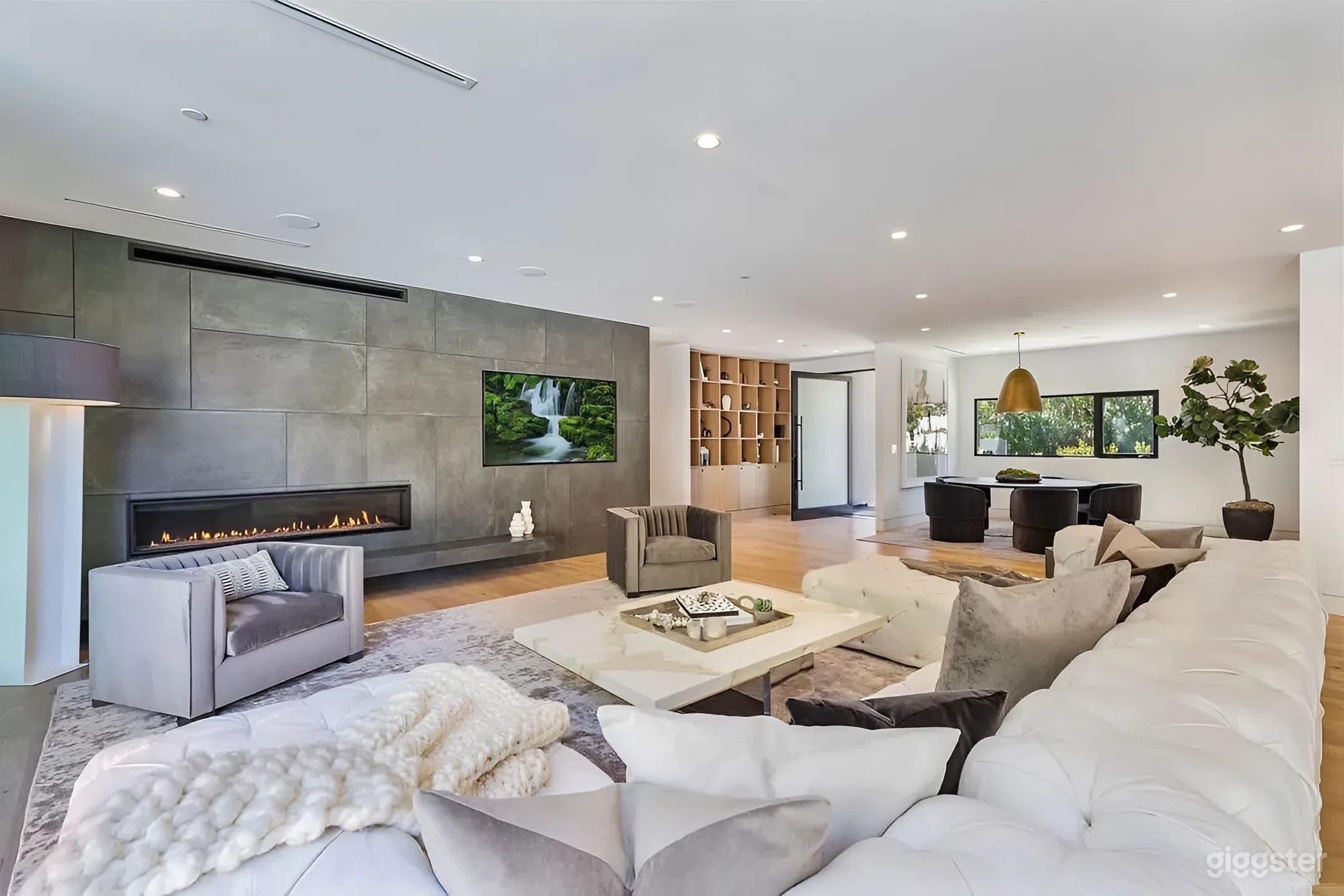 Magnificent Architectural Home with Luxurious Finishes and Sparkling Pool Photo 2