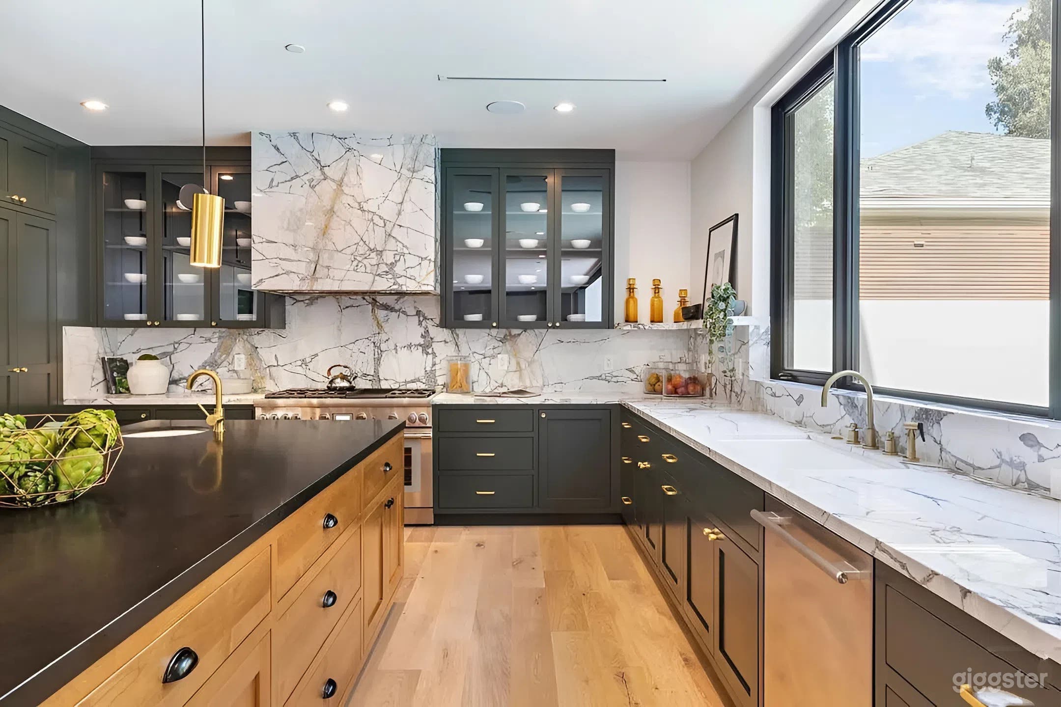 Magnificent Architectural Home with Luxurious Finishes and Sparkling Pool Photo 4