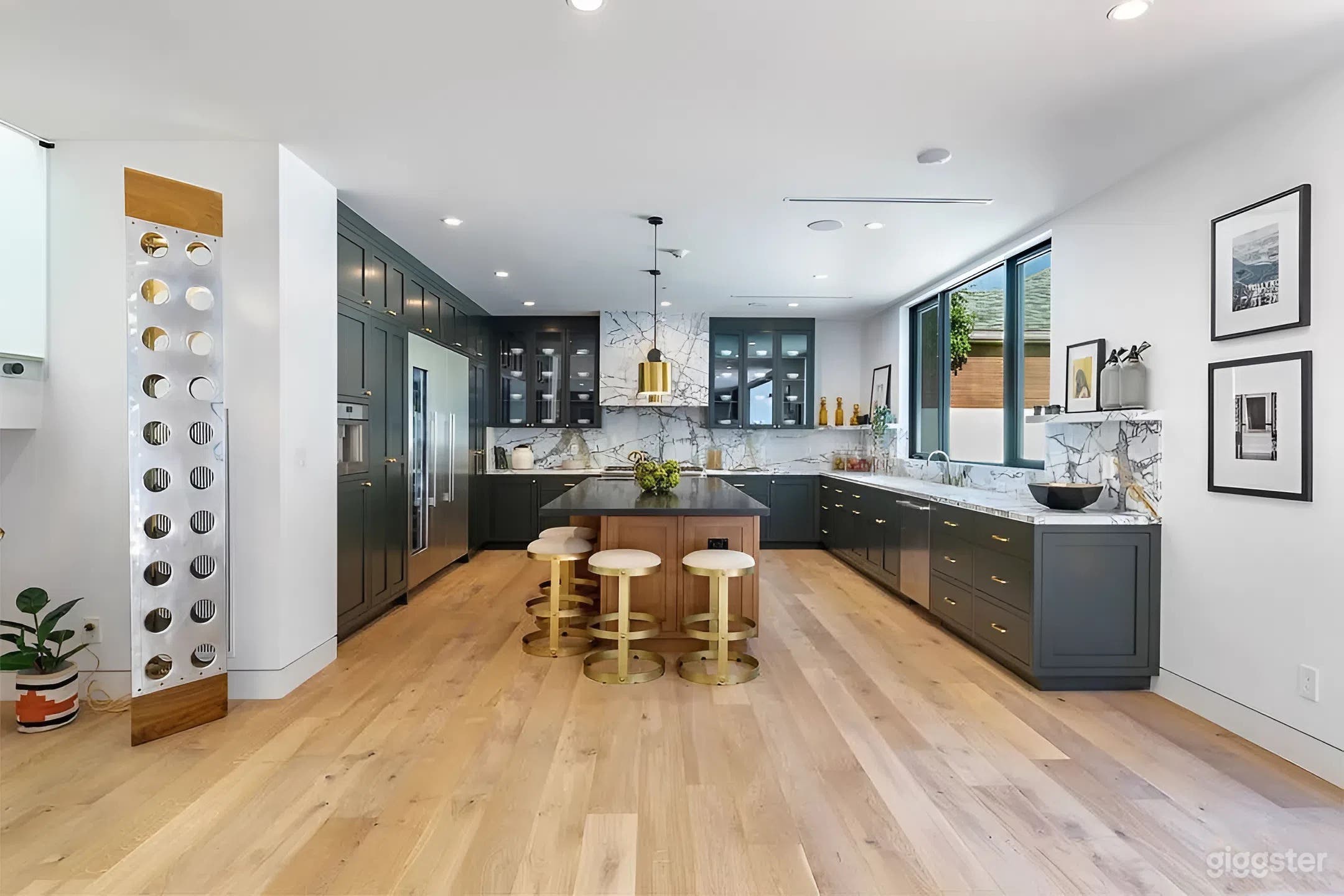 Magnificent Architectural Home with Luxurious Finishes and Sparkling Pool Photo 3