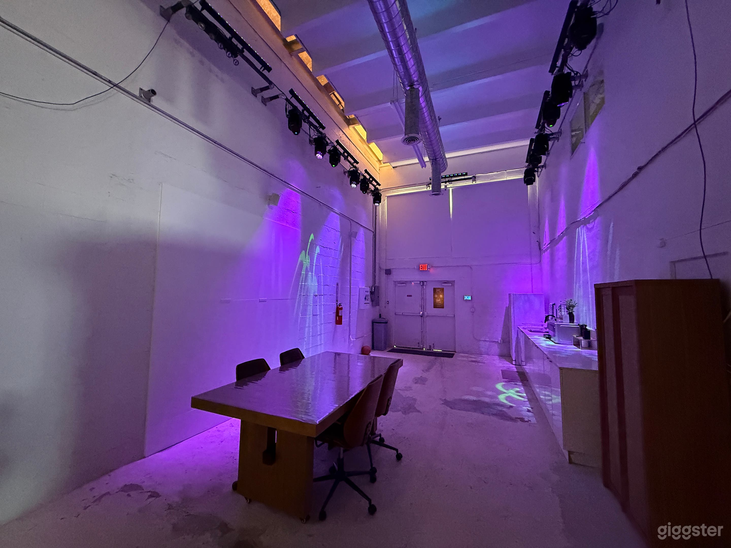 White box venue with lighting, audio, & projection mapping. Photo 4