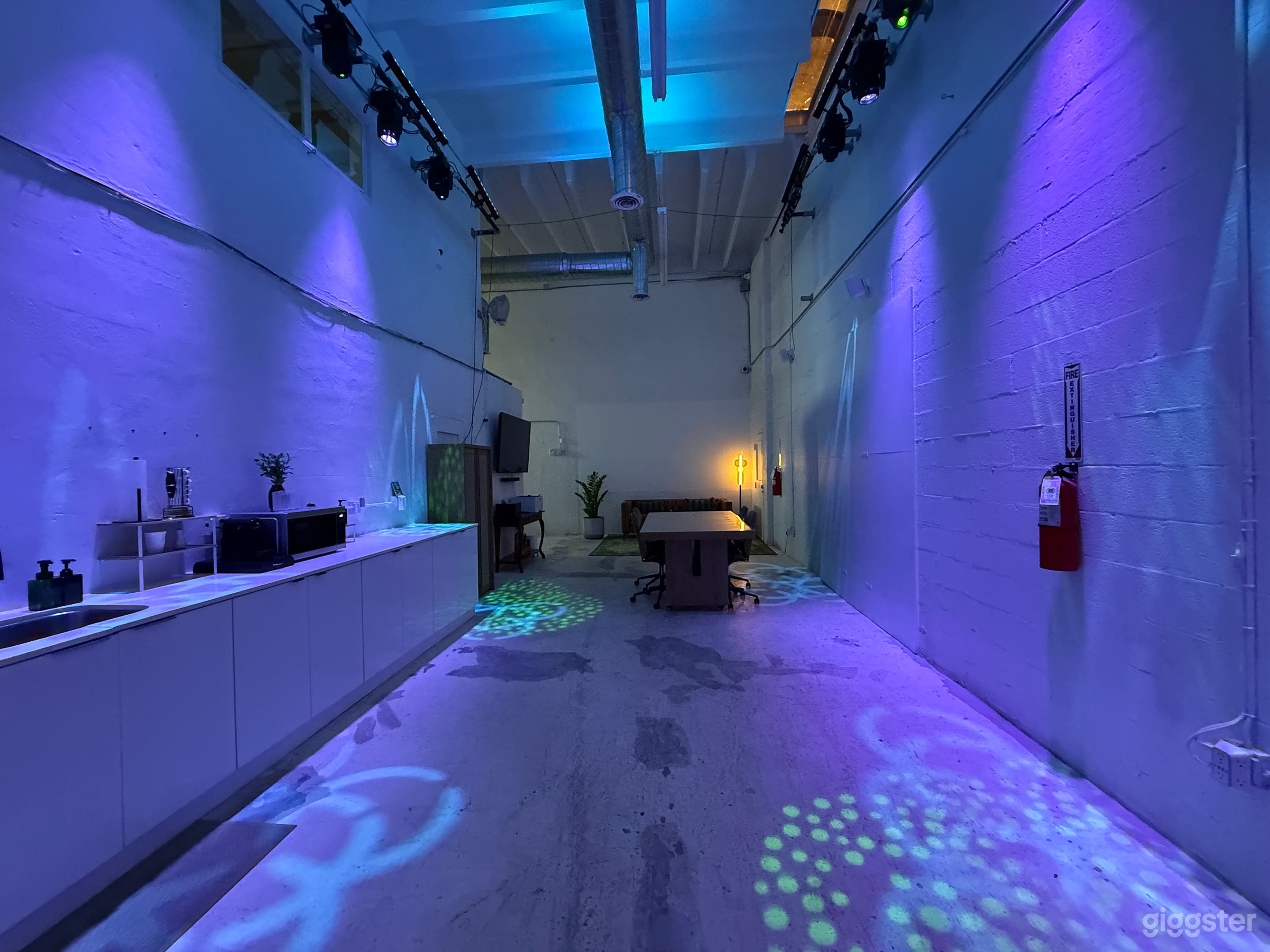White box venue with lighting, audio, & projection mapping. Photo 2
