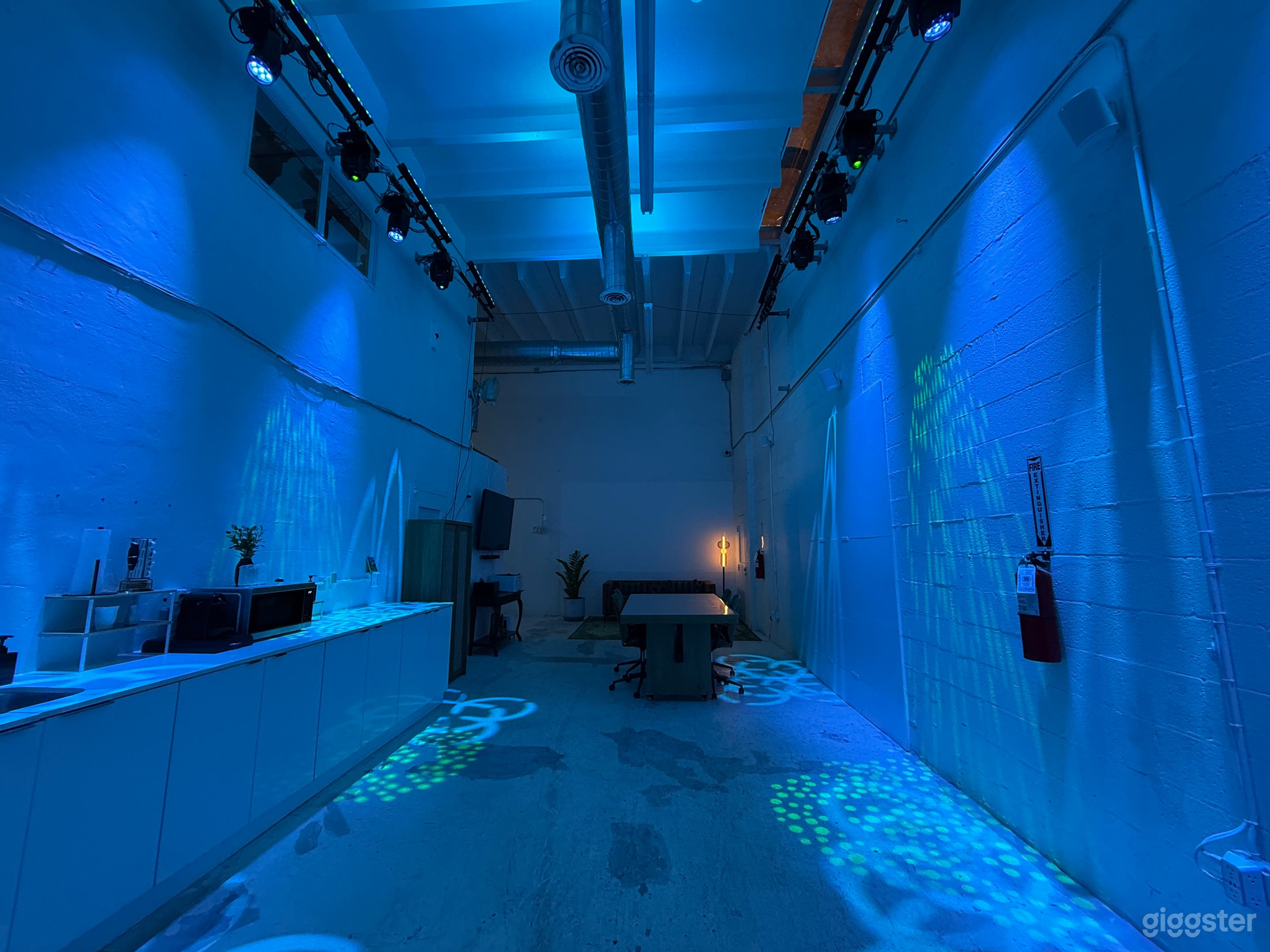 White box venue with lighting, audio, & projection mapping. Photo 1