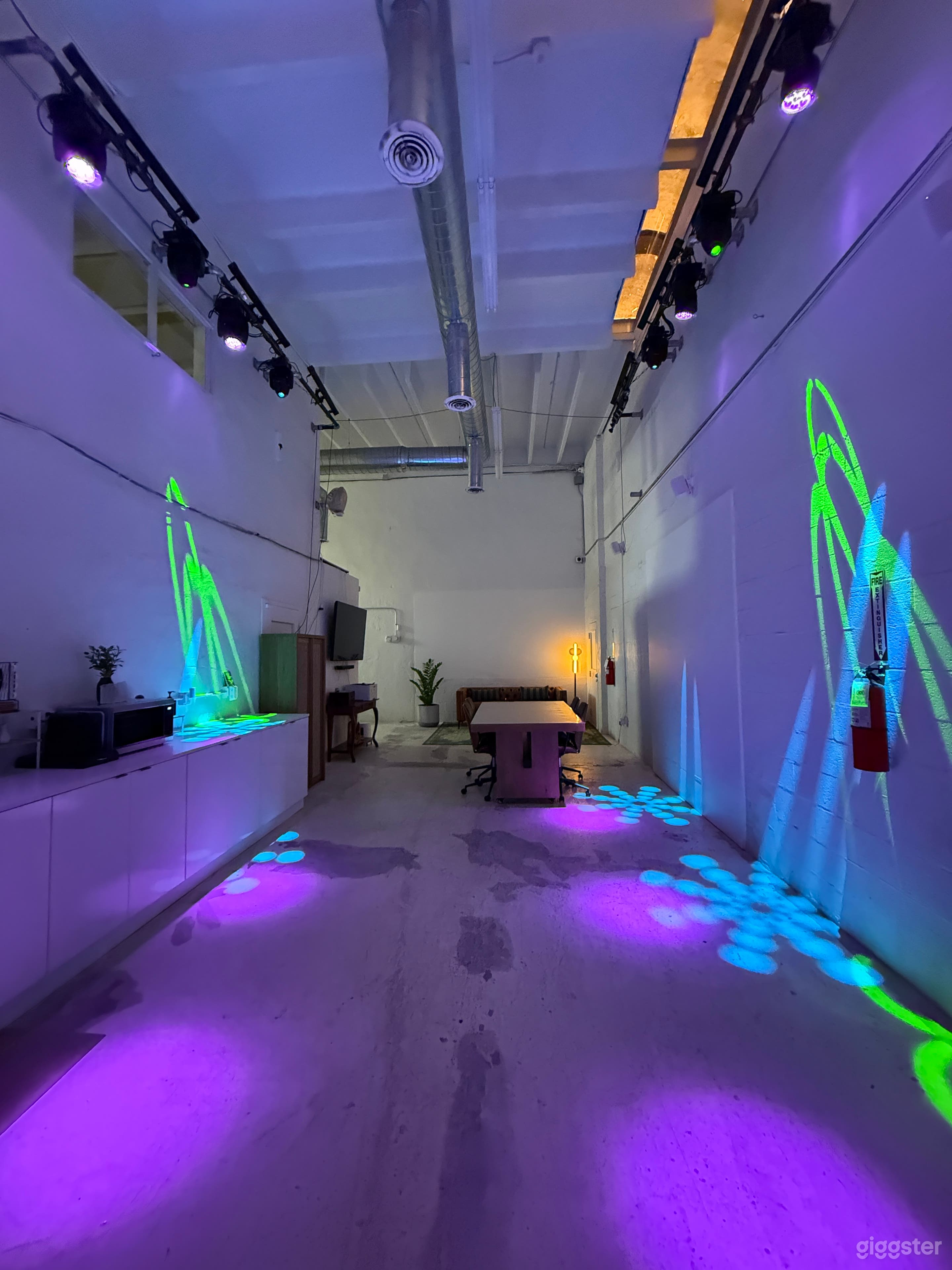 White box venue with lighting, audio, & projection mapping. Photo 3