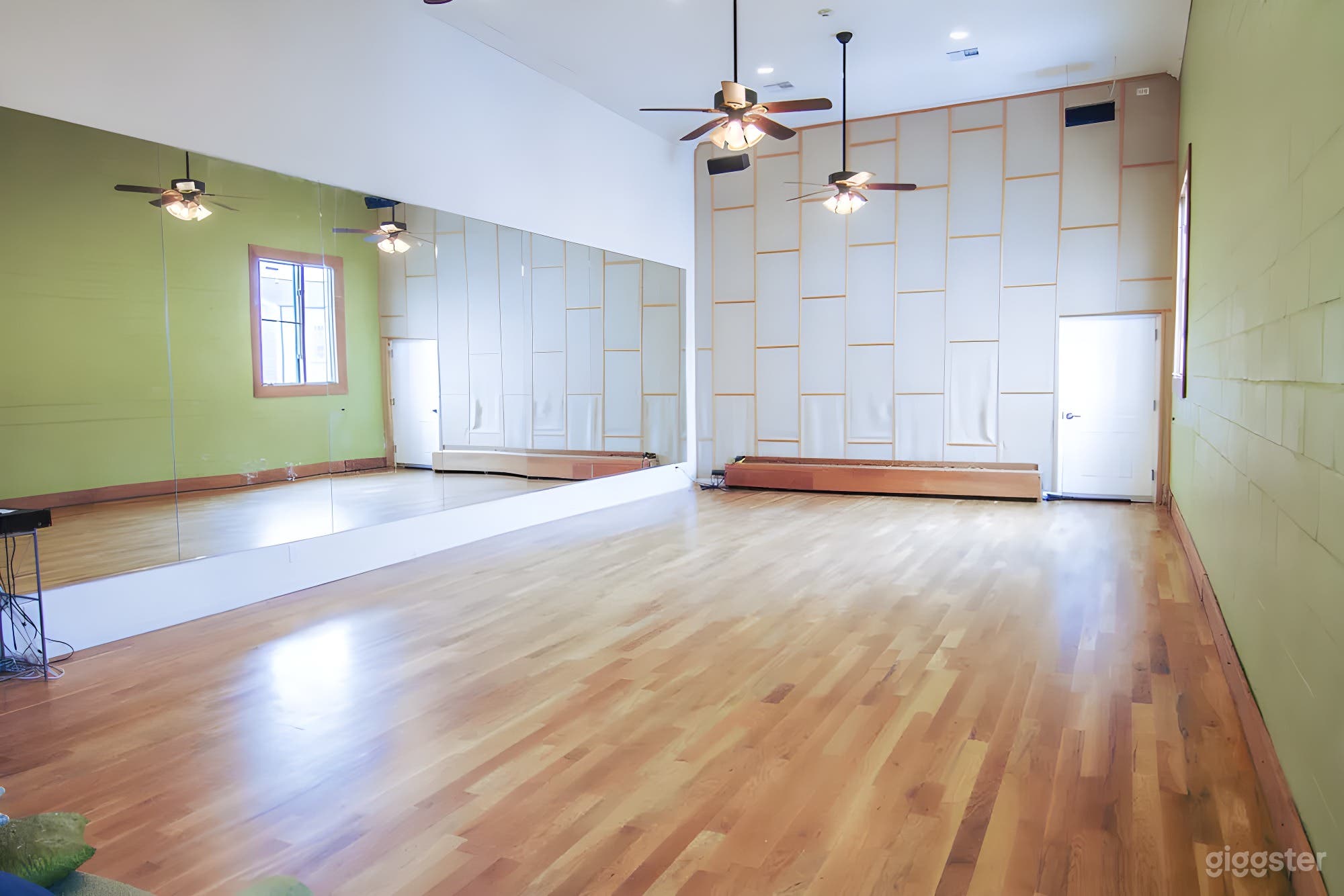 Studio 2 with Vinyl Flooring Photo 1