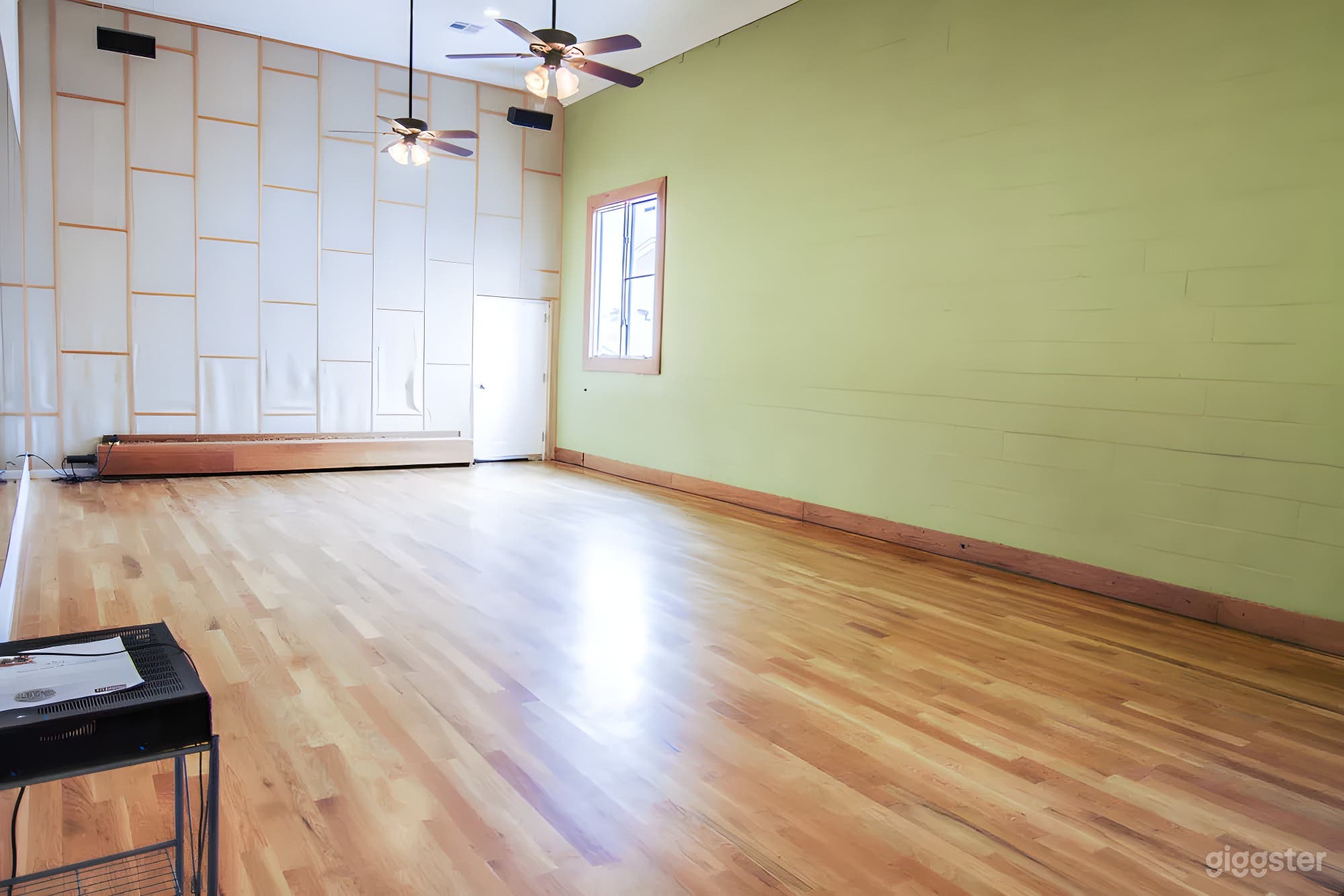 Studio 2 with Vinyl Flooring Photo 2