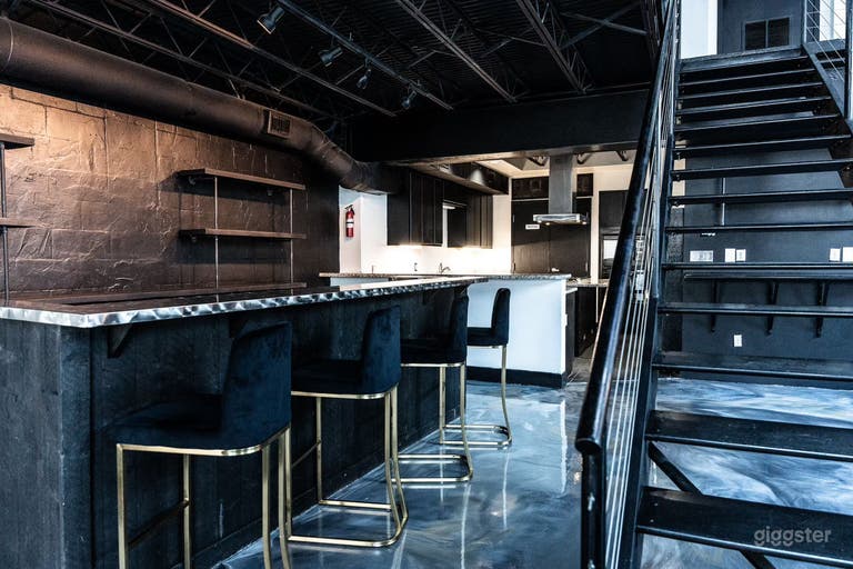  Full Kitchen and Bar settee area  