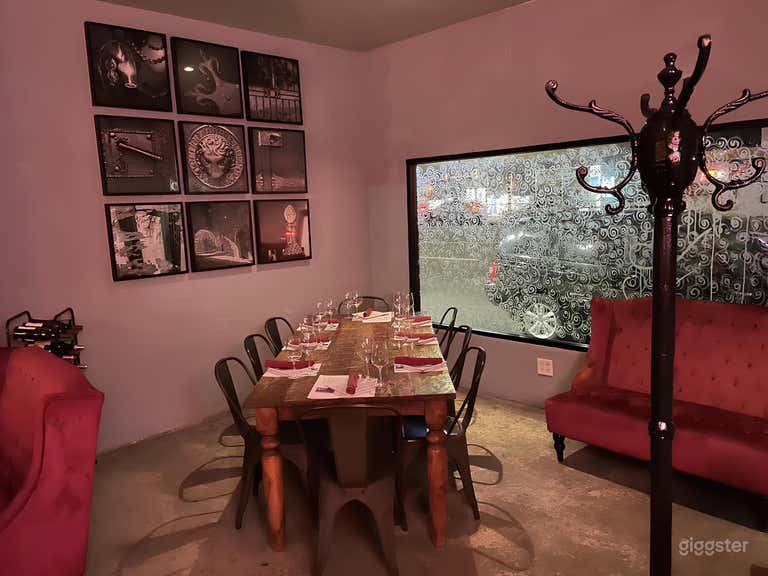  Intimate Inside Space 