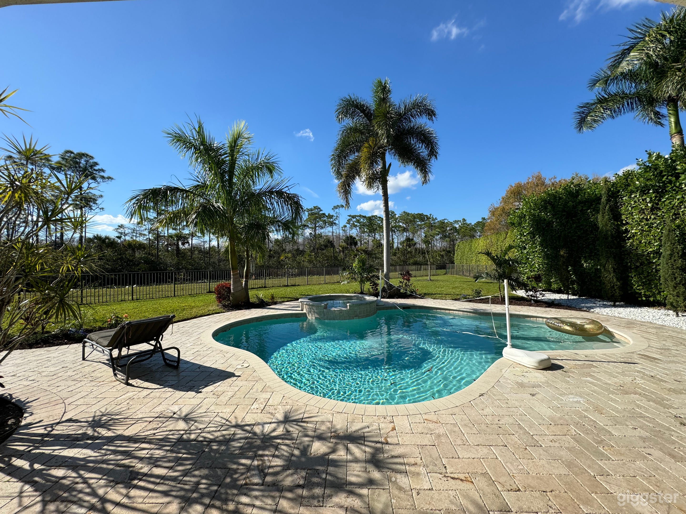 Tropical oasis with old Florida scenic view Photo 4