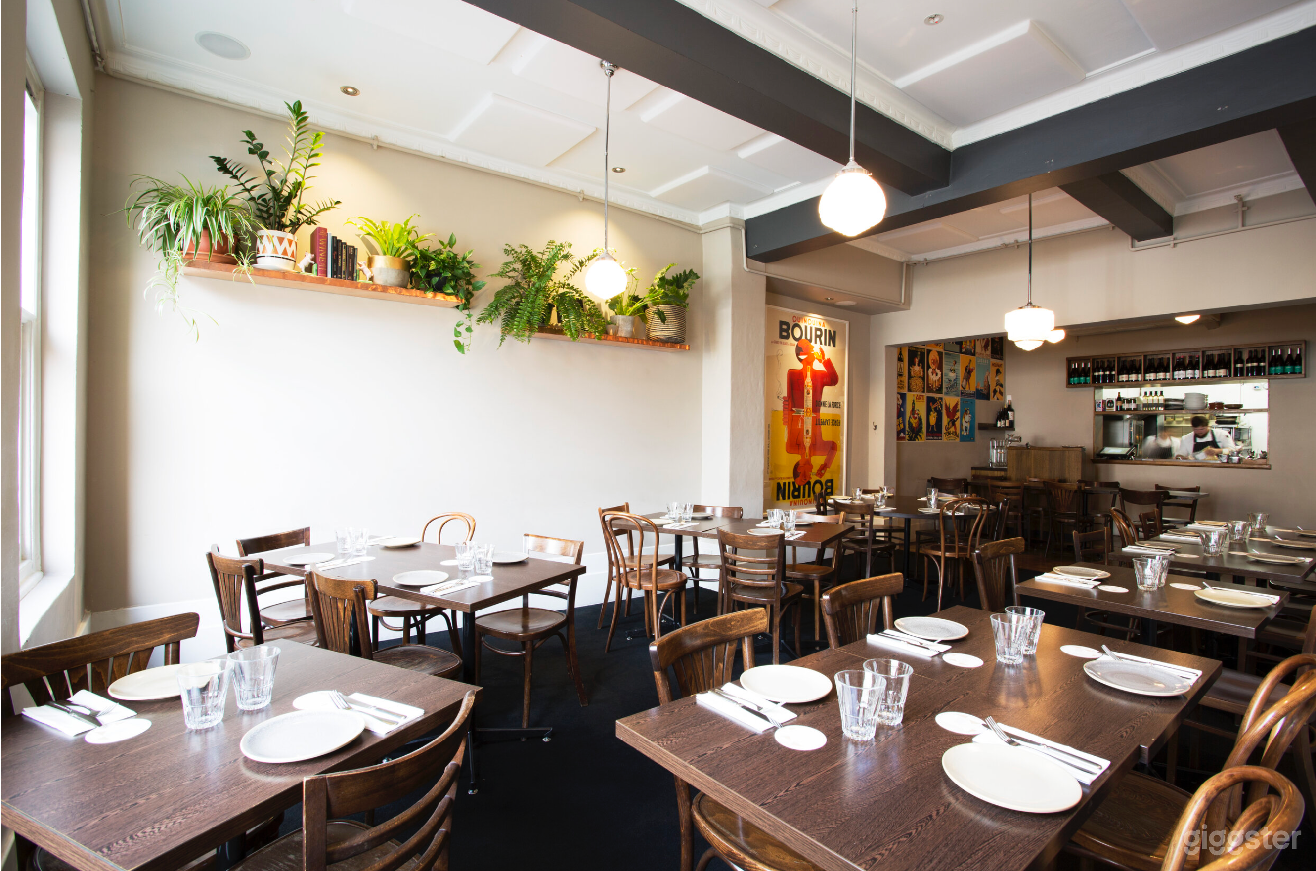 A Historic Pub with Terrazzo Bar and Art Deco Room Photo 3