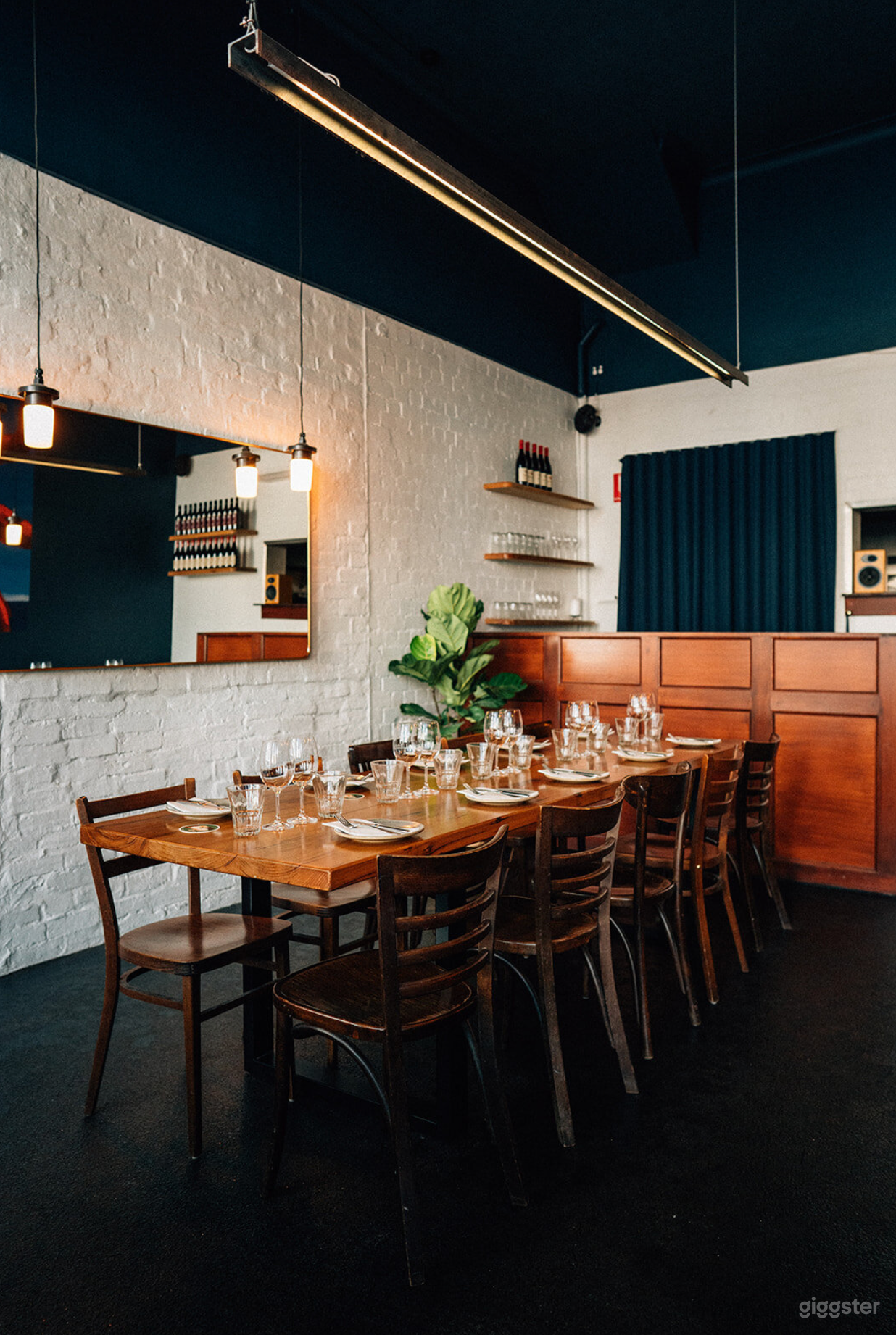 A Historic Pub with Terrazzo Bar and Art Deco Room Photo 4