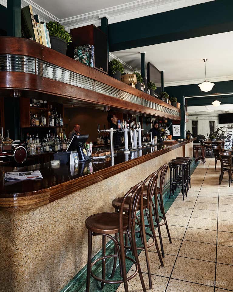  Un Pub Histórico con Bar de Terrazo y Sala Art Deco 