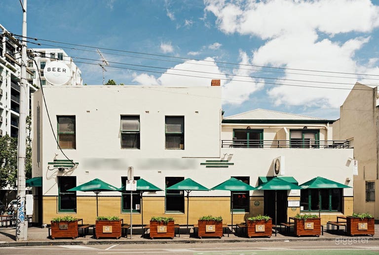  A Historic Pub with Terrazzo Bar and Art Deco Room 