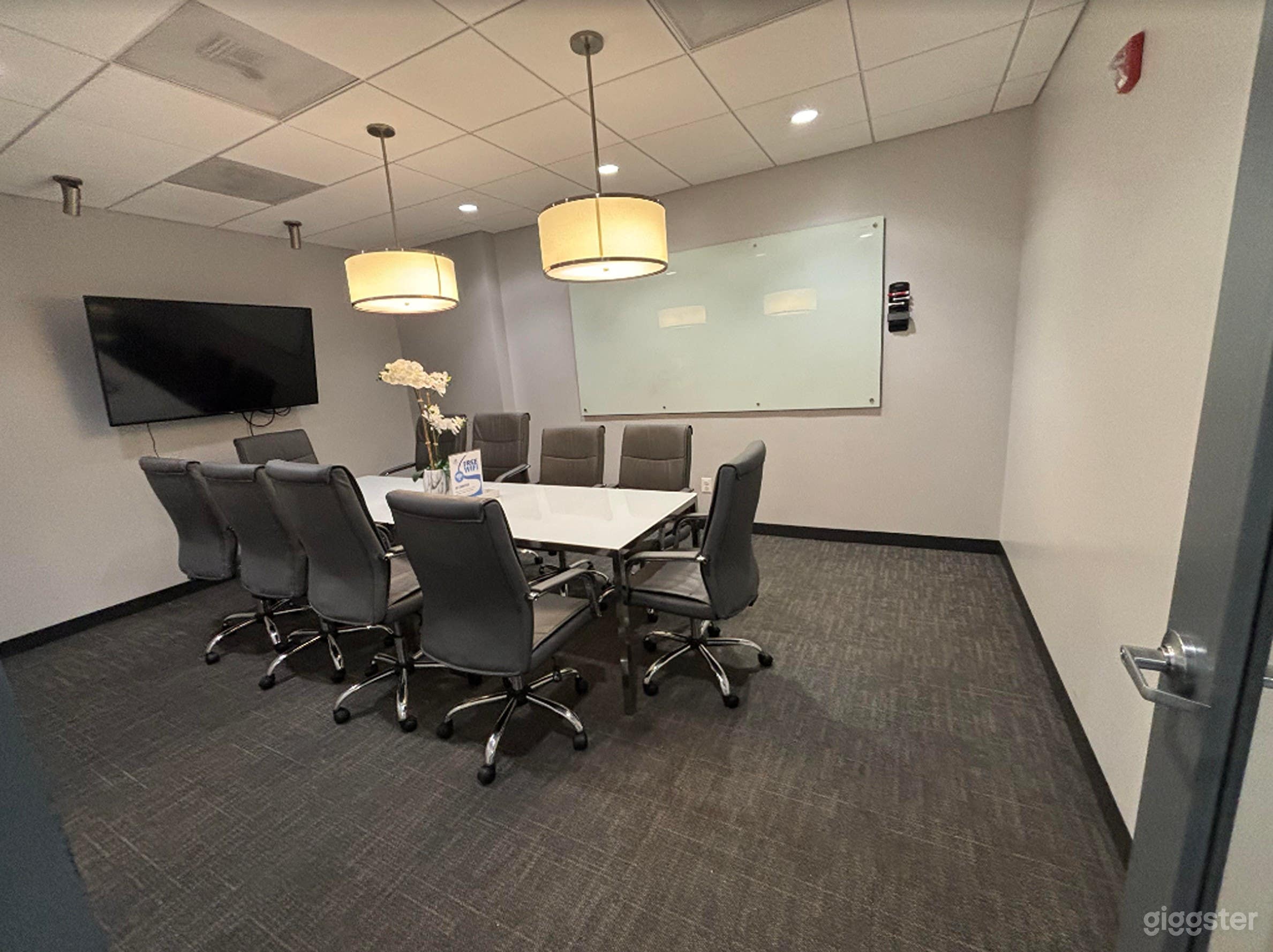 Modern Conference Room for 12  Photo 2