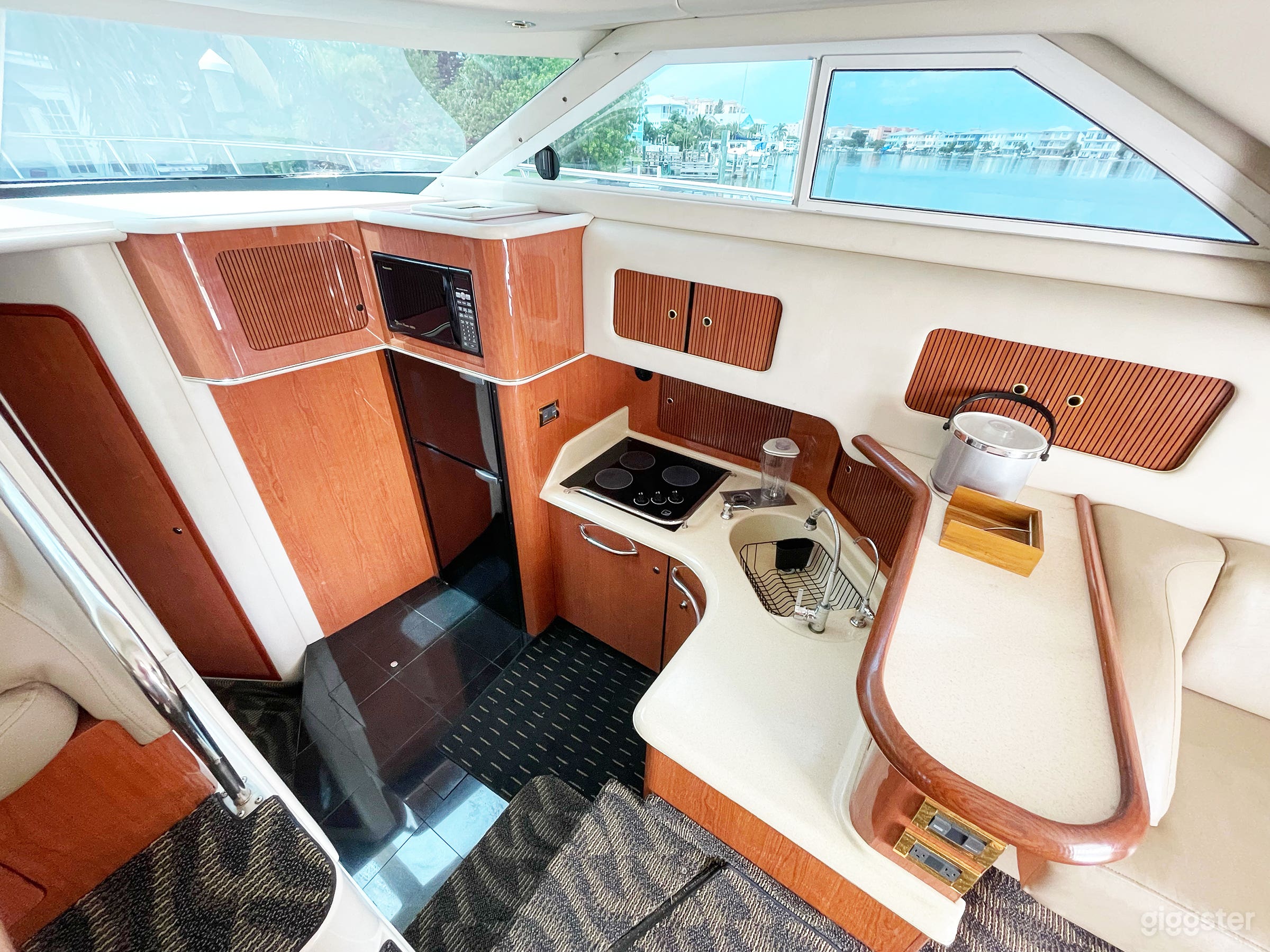 45ft Sedan Bridge (CLUB FANTASEA) Photo 3