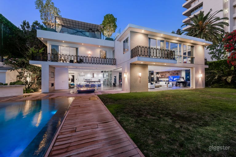  Luxurious Compound w/ Rooftop Lounge, Pool & Guest House 