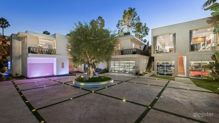  Luxurious Compound w/ Rooftop Lounge, Pool & Guest House 