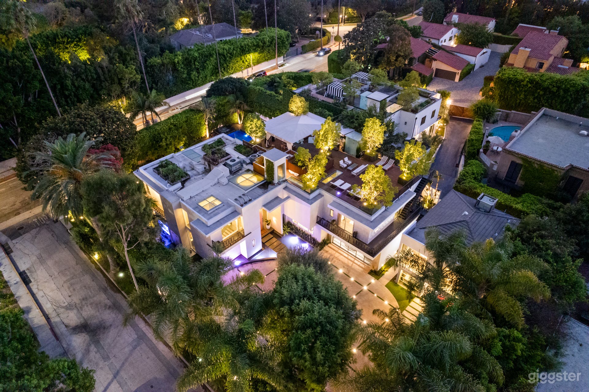 Luxurious Compound w/ Rooftop Lounge, Pool &amp; Guest House Photo 2