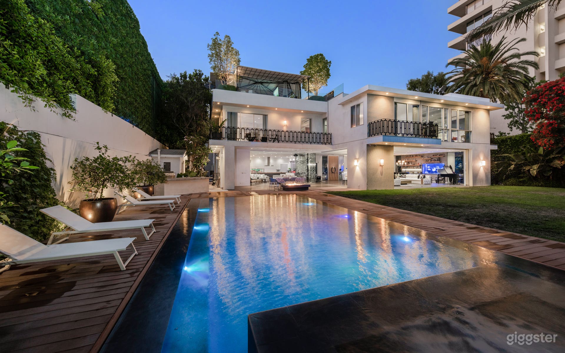 Luxurious Compound w/ Rooftop Lounge, Pool &amp; Guest House Photo 3