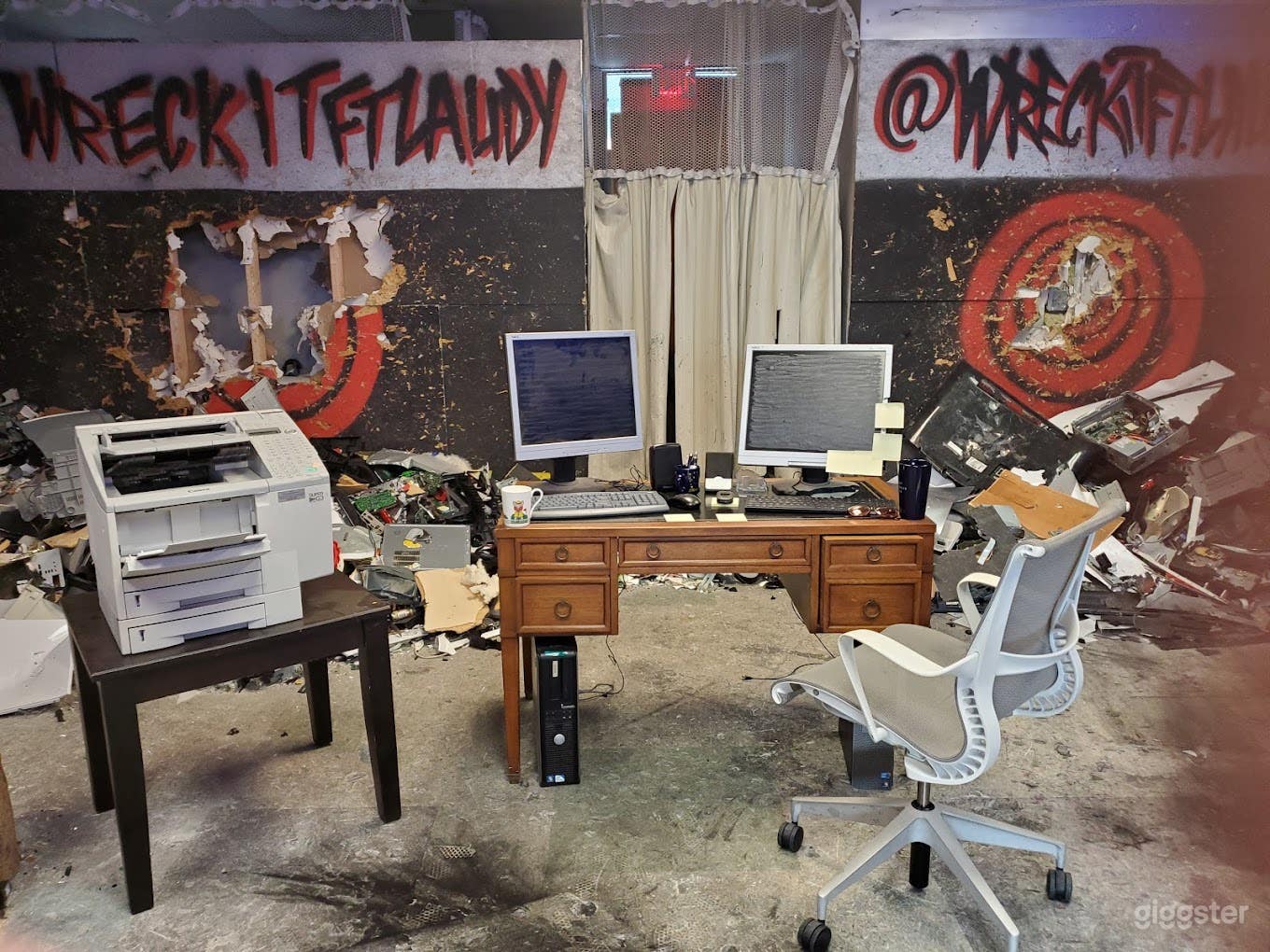 RAGE ROOM/ AXE THROWING ALLEY Photo 4