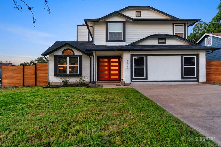  Welcome to your new sanctuary! This inviting entrance sets the stage for a life of comfort and style. Step inside and discover the beauty that awaits. 