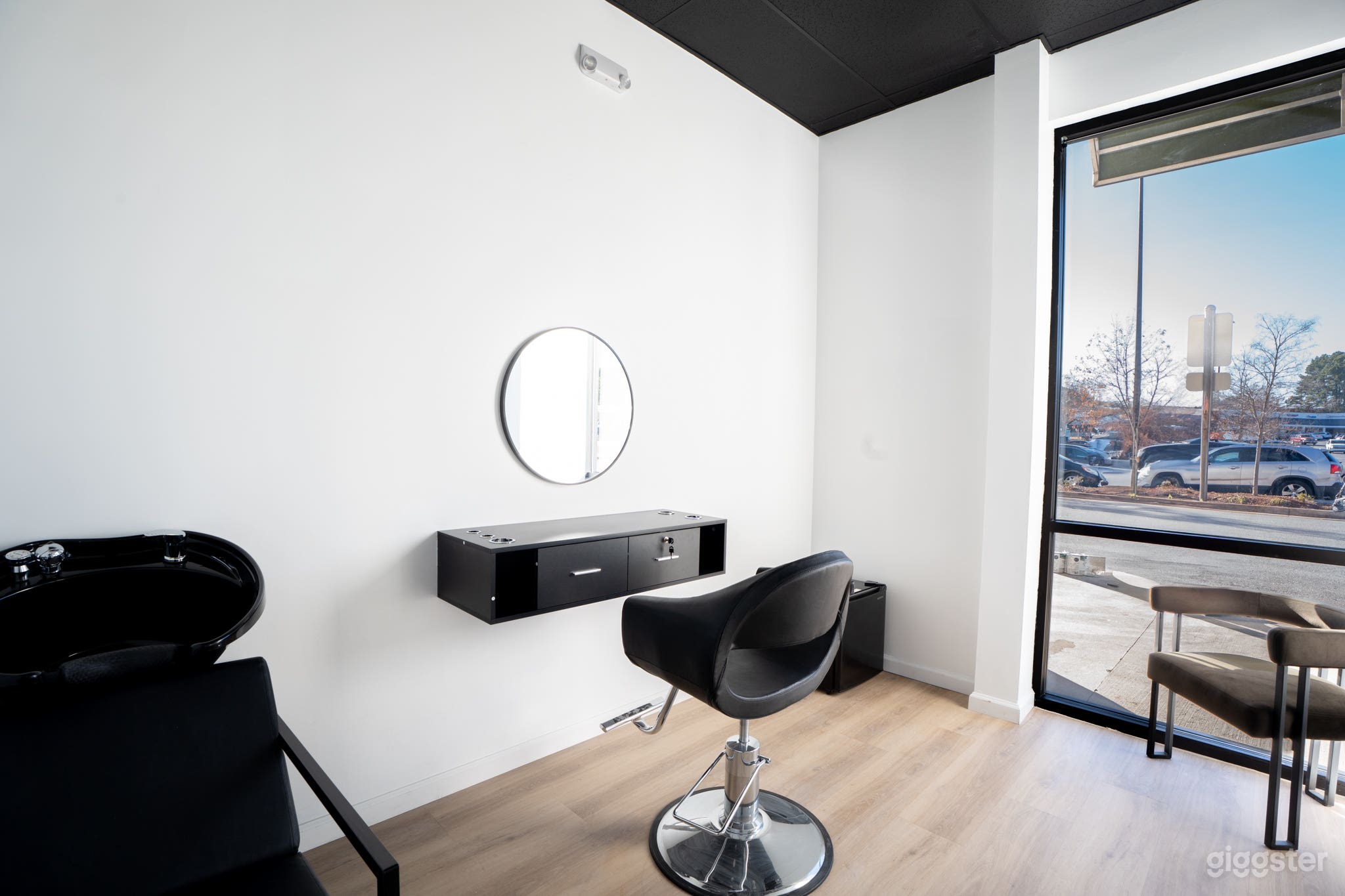 Modern Salon Film Location + Workshop & Conference Room Photo 3