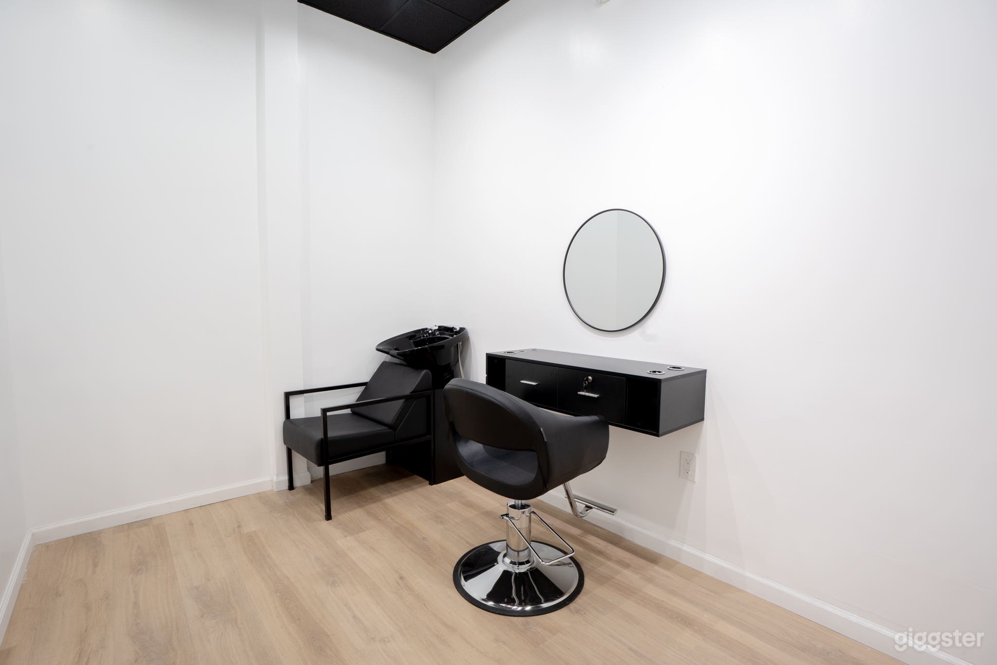 Modern Salon Film Location + Workshop & Conference Room Photo 4