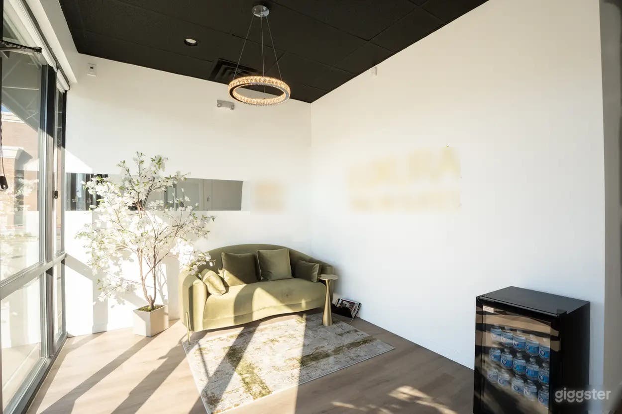 Modern Salon Film Location + Workshop & Conference Room Photo 2